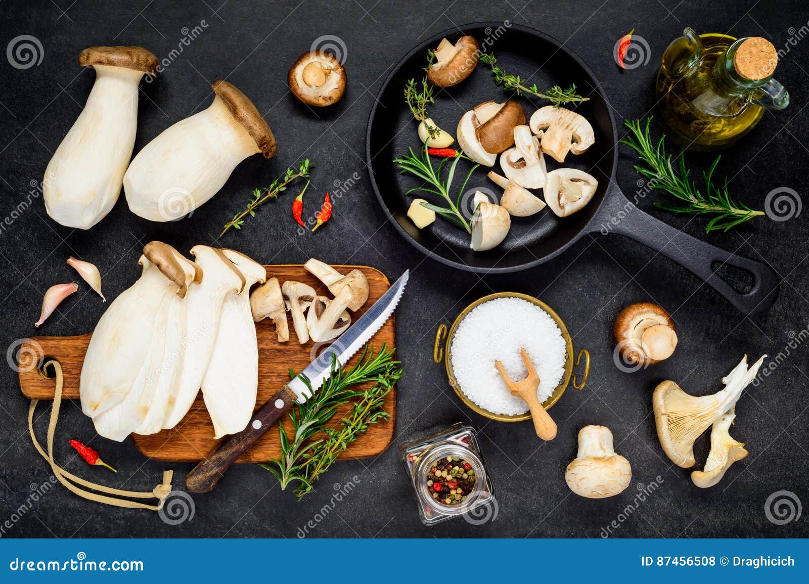 De Kokende Eetbare Paddestoelen Van Eryngii Stock Foto Image of zout