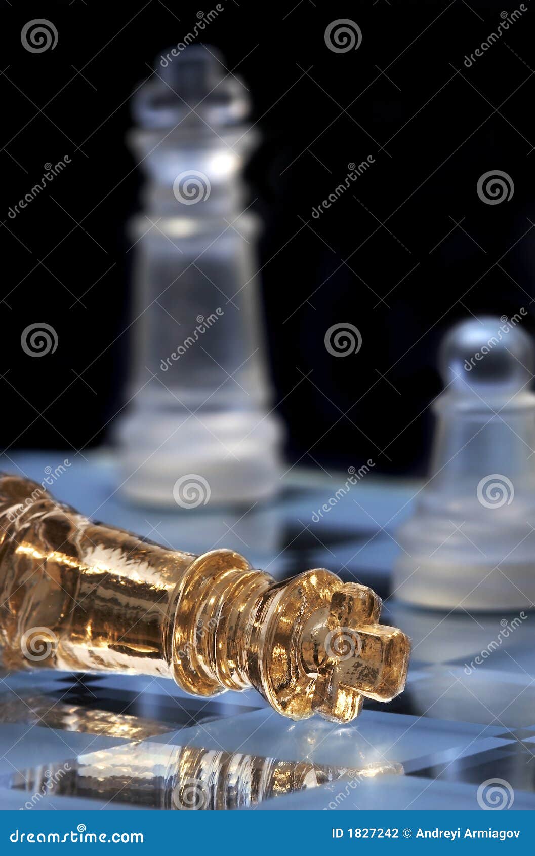 De koning van het schaak legt op een schaakbord. Een overwinning en een nederlaag?.