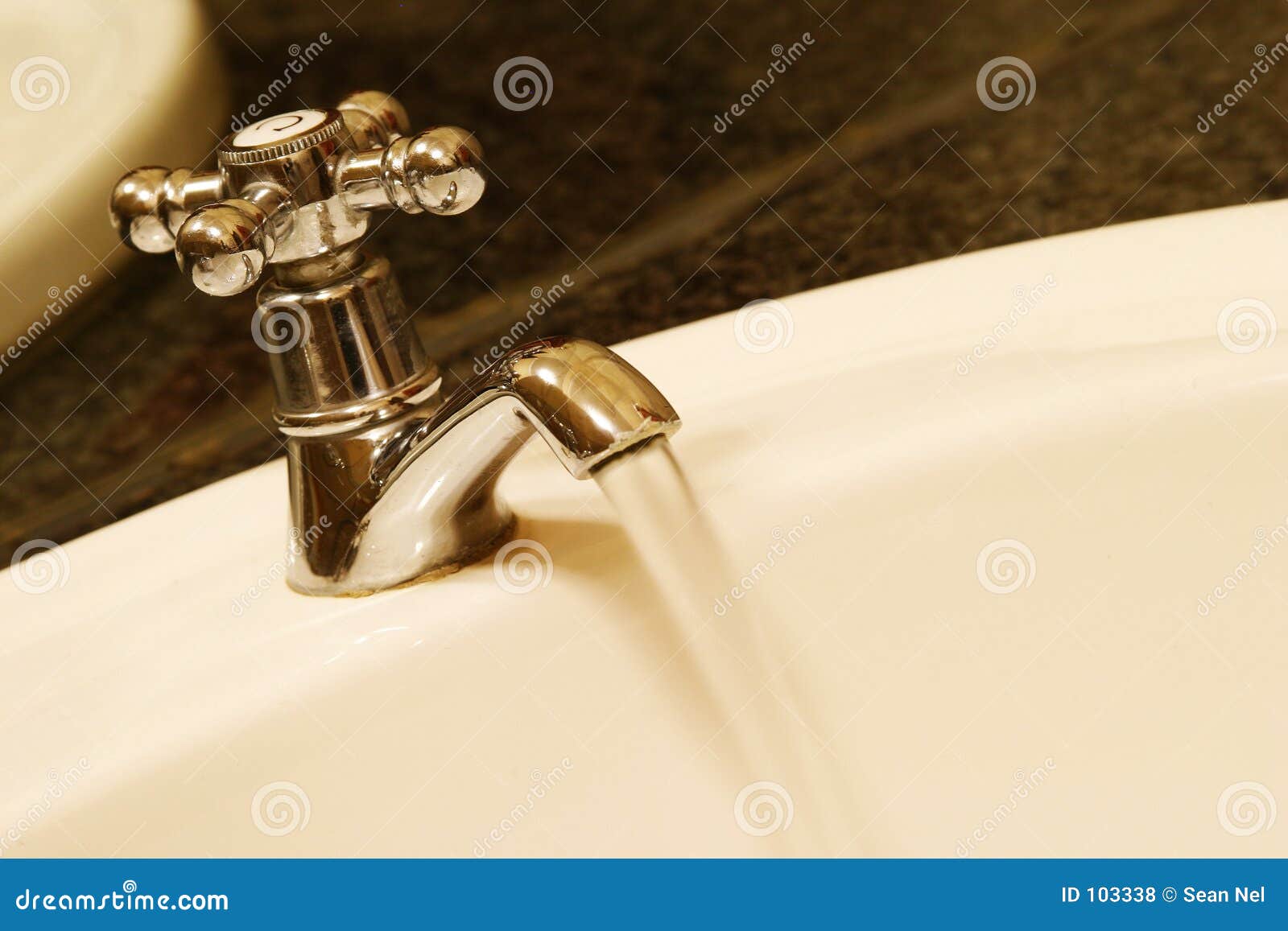 De Kraan van de badkamers stock foto. Image of kraan, lopen 103338