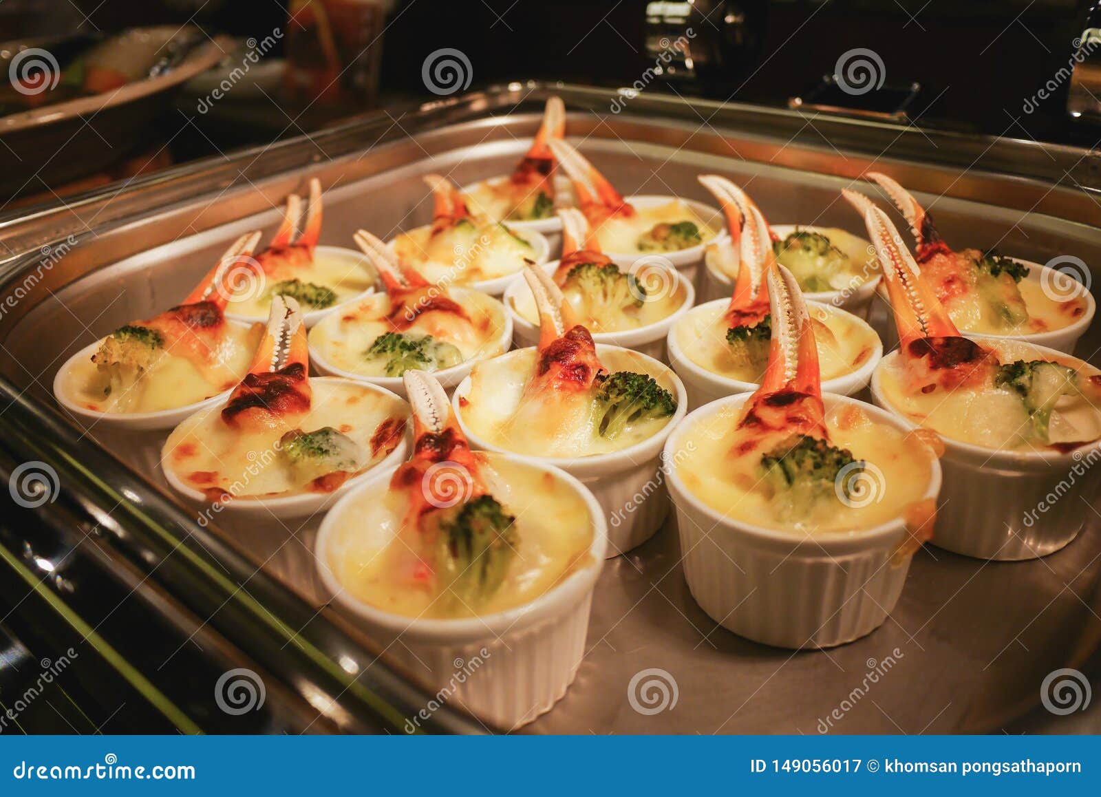 De krabben en de broccoli Gebakken kaas zijn in grote aantallen bereid met het aantal gasten van het hotel omhoog houden om ontbi. Krab en broccoli met kaas Populair als hoogste menu van het hotel voor ontbijt wordt gebakken dat