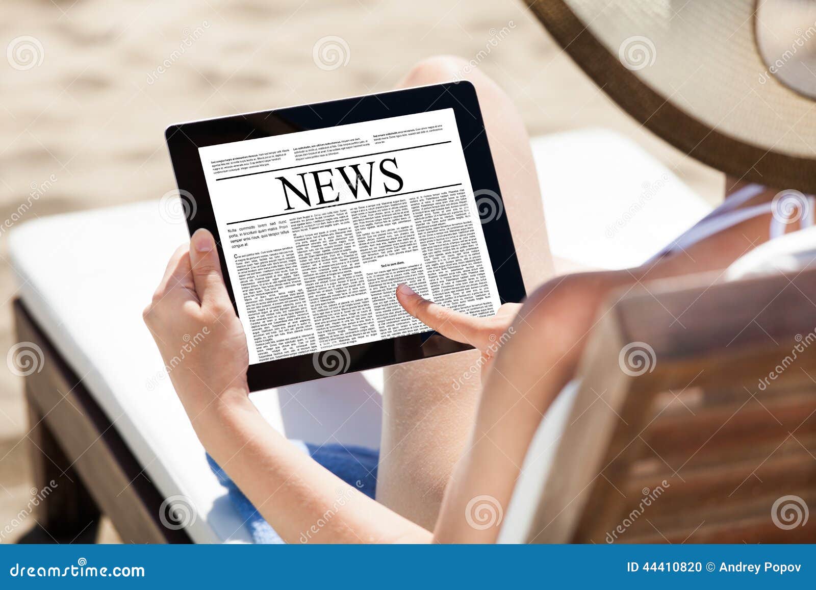 De Krant Van De Vrouwenlezing Op Digitale Tablet Bij Strand Stock Foto