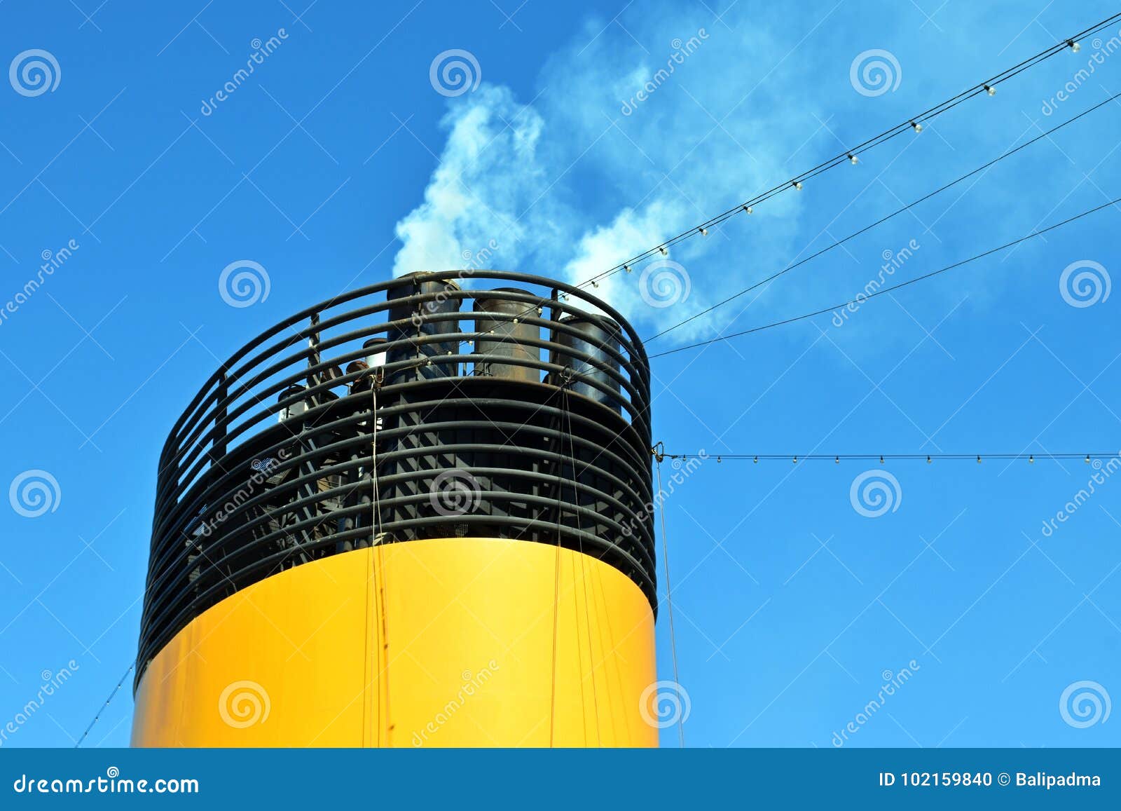 De La Chimenea De Un Humo Del Escape Del Barco De Cruceros Y De Humos De  Extractor Foto de archivo - Imagen de sulfuro, escapar: 130707566