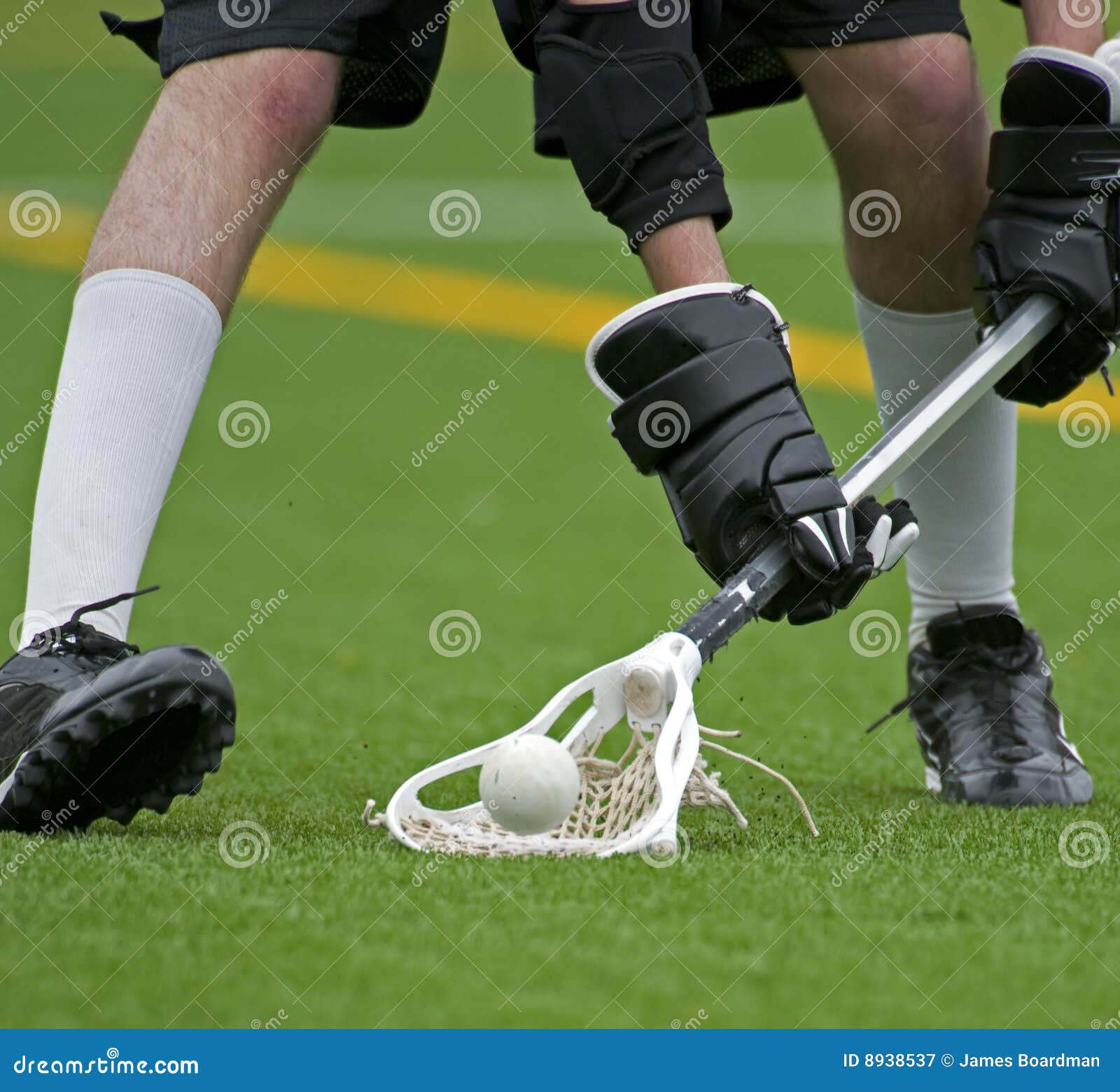De Lacrosse Die Van Jongens De Bal Opschept Stock Afbeelding Image of