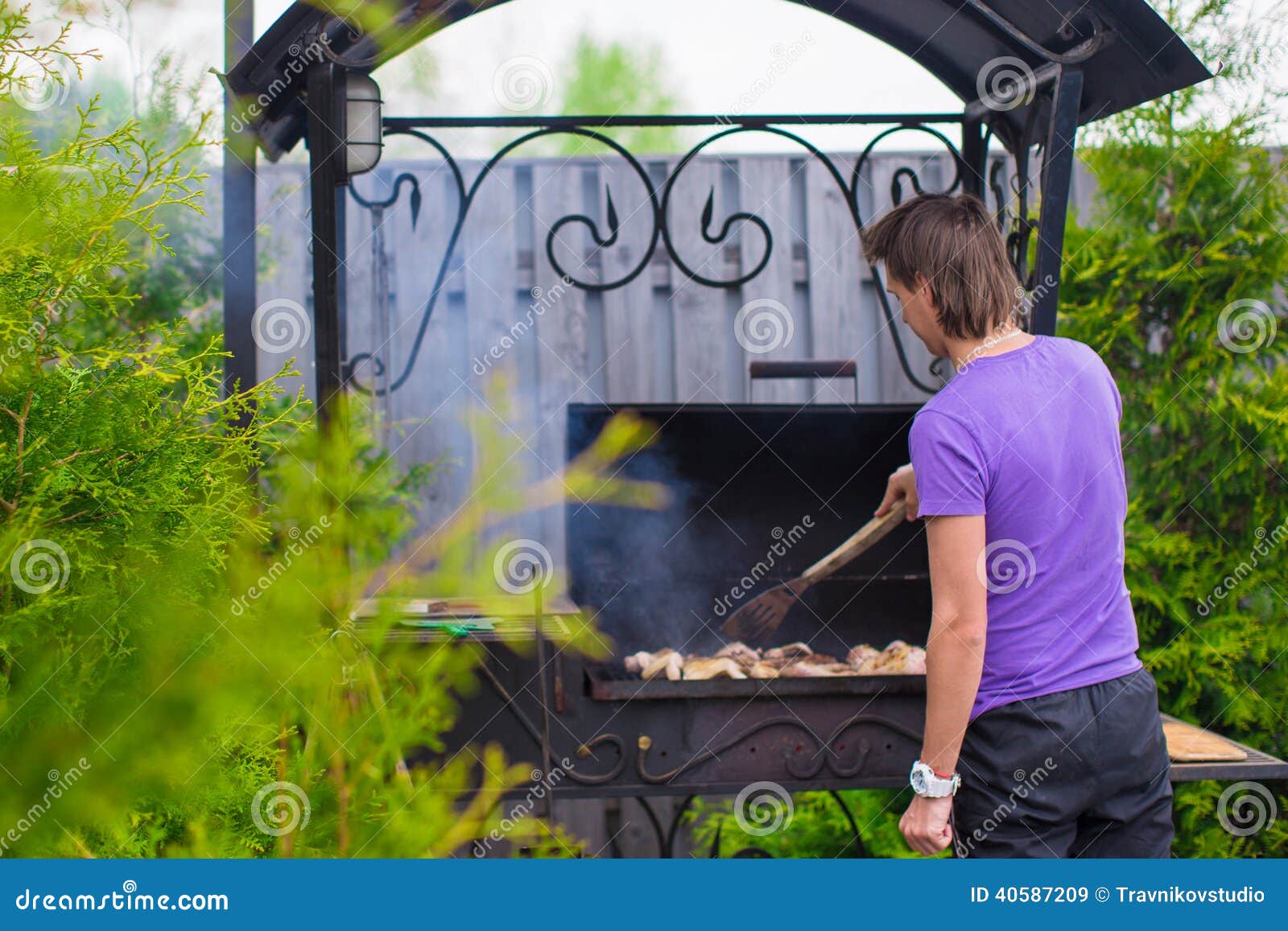 De lapjes vlees van jonge mensengebraden gerechten op de grill openlucht in zijn werf. De lapjes vlees van jonge mensengebraden gerechten op de grill in openlucht