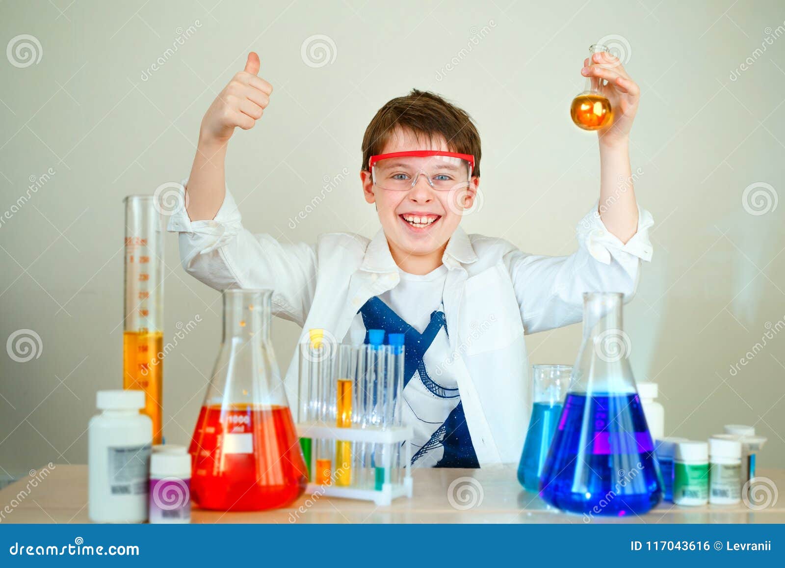 Опыты можно выполнять. Мальчик делает опыты. Взрослый делает опыт. Мальчик делает соль в лаборатории. Какие ещё есть эксперименты.
