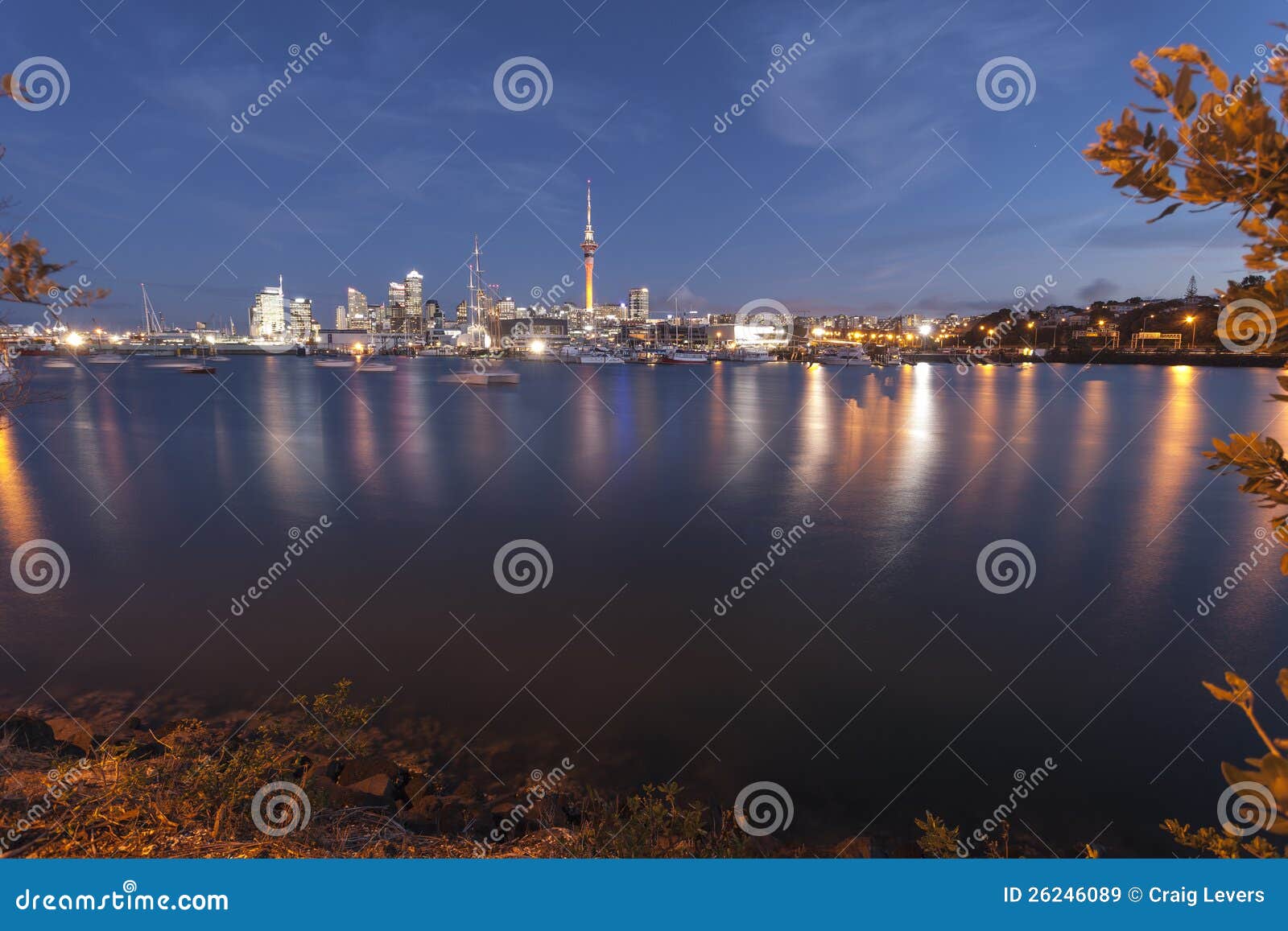 De Lichten en de boten van Auckland. De lichten van de de stadsnacht van Auckland van westhaven jachthaven