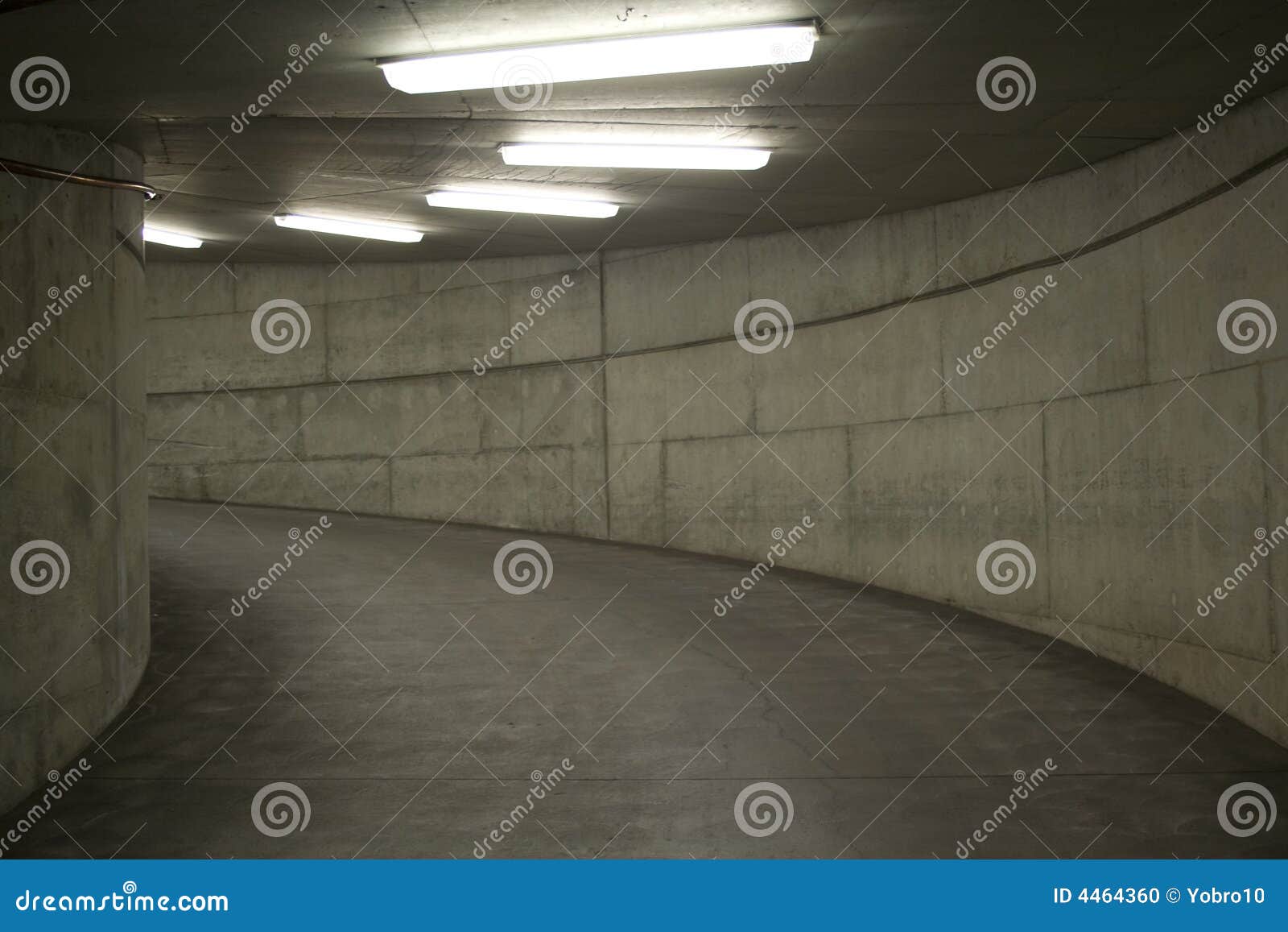 De Lichten van de tunnel (de Garage van het Parkeren). Een concrete tunnel met lichten (van een parkerengarage)