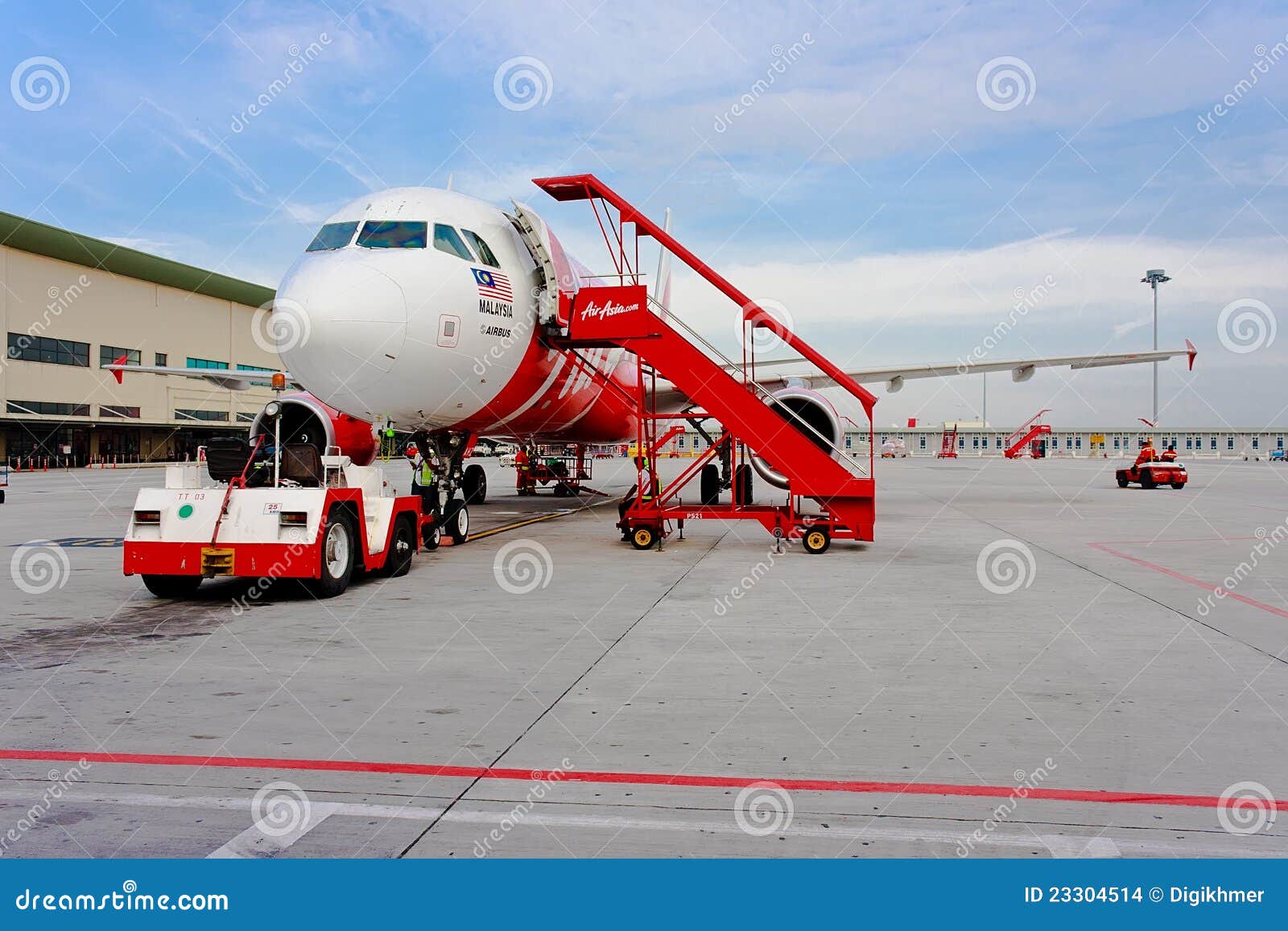 De Lucht Azië van het Bedrijf van de Lucht van lage Kosten. De ladingsbagage en kerosine van het Vliegtuig van het Bedrijf van lage Kosten alvorens op te stijgen, LCCT Luchthaven, Maleisië