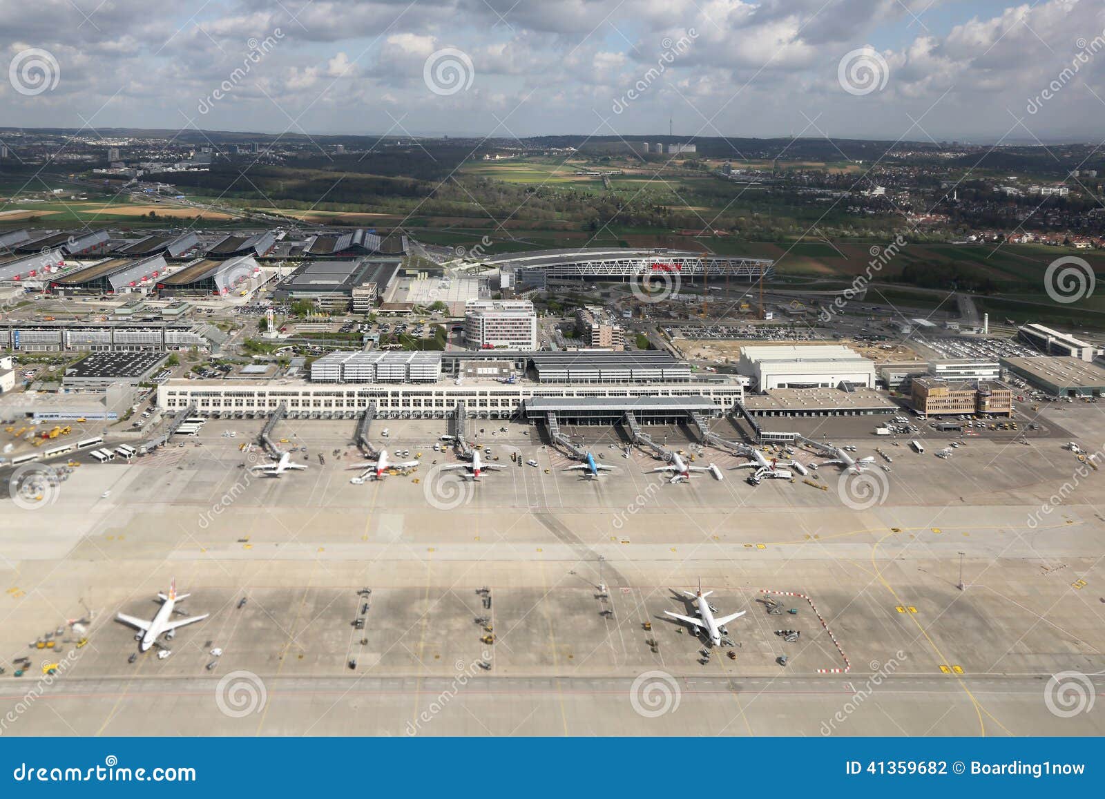 Stuttgart, Duitsland - April 9, 2014: Overzicht van de Luchthaven van Stuttgart (STREPTOKOK) en de Markt van Stuttgart in Duitsland Stuttgart is de zesde bezigste luchthaven in Duitsland met 9 6 miljoen passagiers in 2013