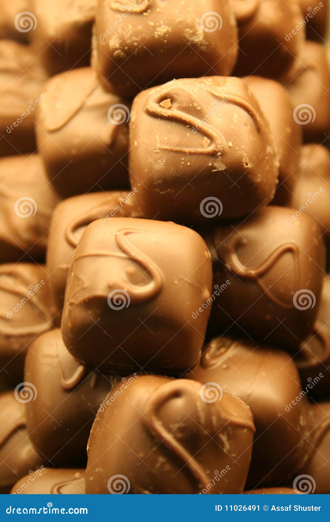 De macro van de chocolade. Een stapel van smakelijke chocoladetruffels