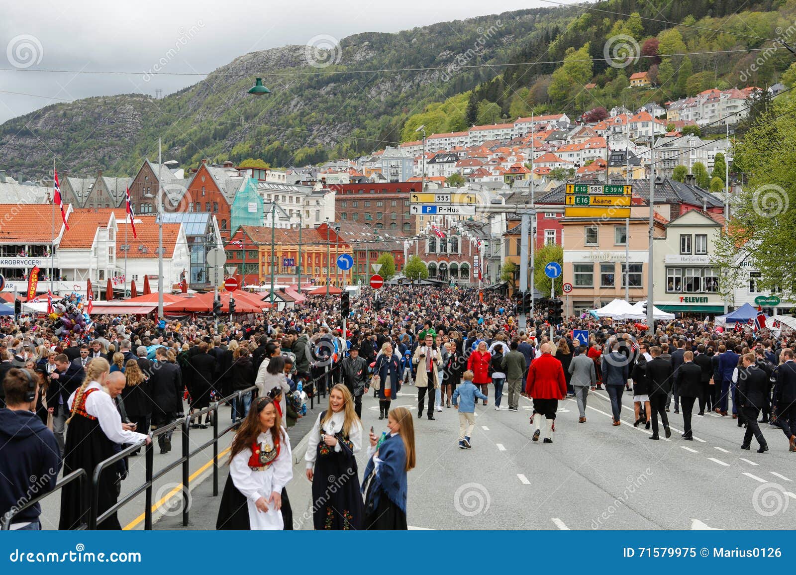 BERGEN/NORUEGA - 17 de maio de 2016: Dia nacional em Noruega Noruegueses na celebração e na parada tradicionais