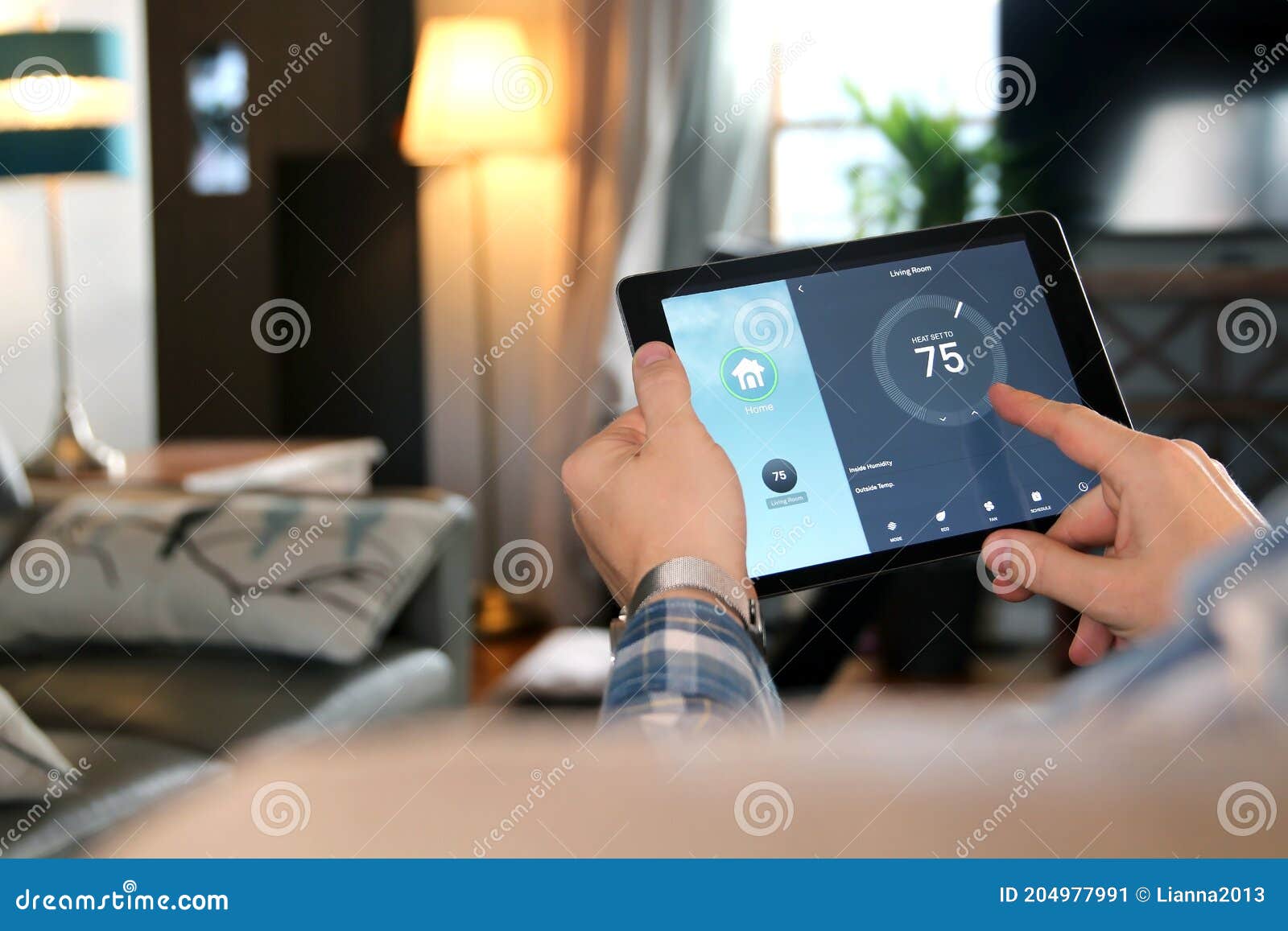 De Man Een Temperatuur Aan Gebruikend Een Tablet Met Het Slimme Huis App in Moderne Woonkamer Stock - Image of vertoning, concepten: 204977991