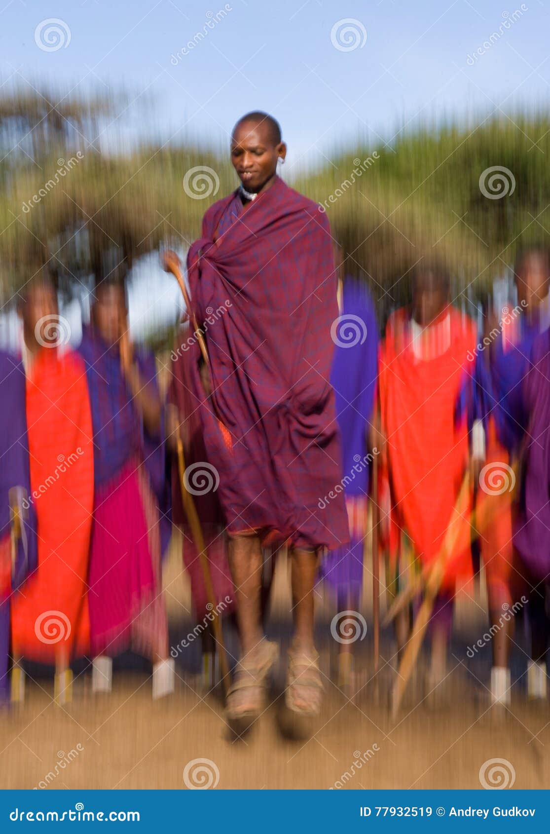 De Man Van Een Stam Masai Toont Rituele Sprongen Redactionele Stock ...