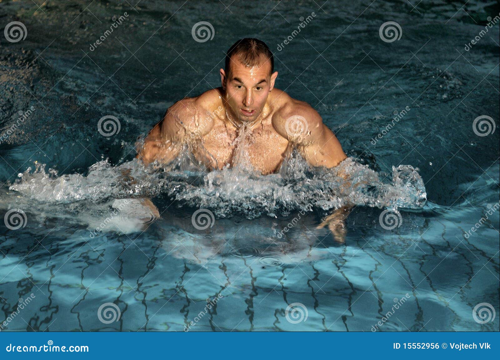 De lucht verstoring mini De man in zwembad stock foto. Image of mens, zwemmer - 15552956