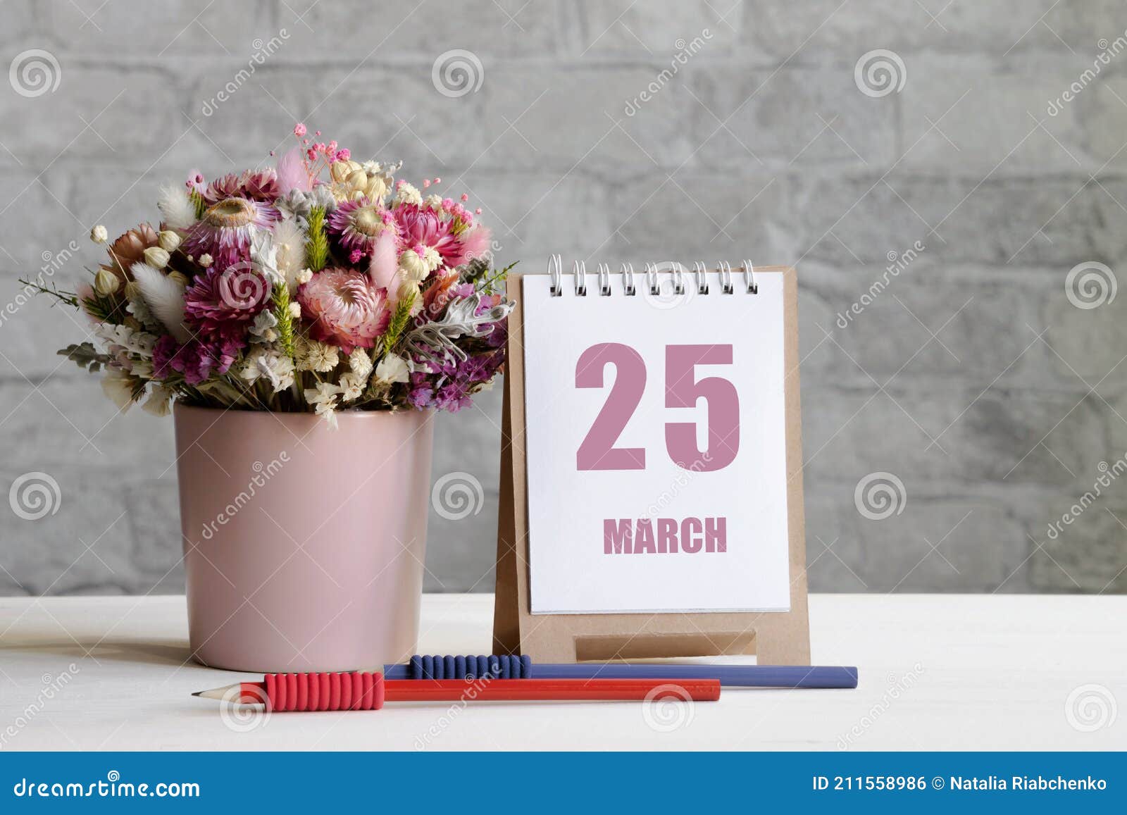 25 De Março 25 De 25 De Março De Cada Mês Data Um Delicado Buquê De Flores  Num Vaso Rosa Dois Lápis E Um Calendário Com Um Foto de Stock - Imagem