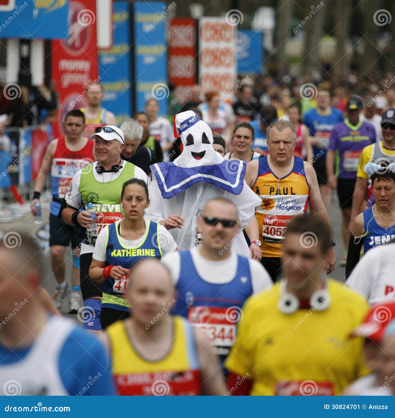 2013 de Marathon van Londen. Londen, het UK - 21 April, 2013: Deelnemer die grappig kostuum in de menigten van agenten van de Marathon van Londen dragen. De marathon van Londen is naast New York, Berlijn, Chicago en Boston aan de Majoors van de Wereldmarathon, de Kampioenenliga in de marathon.