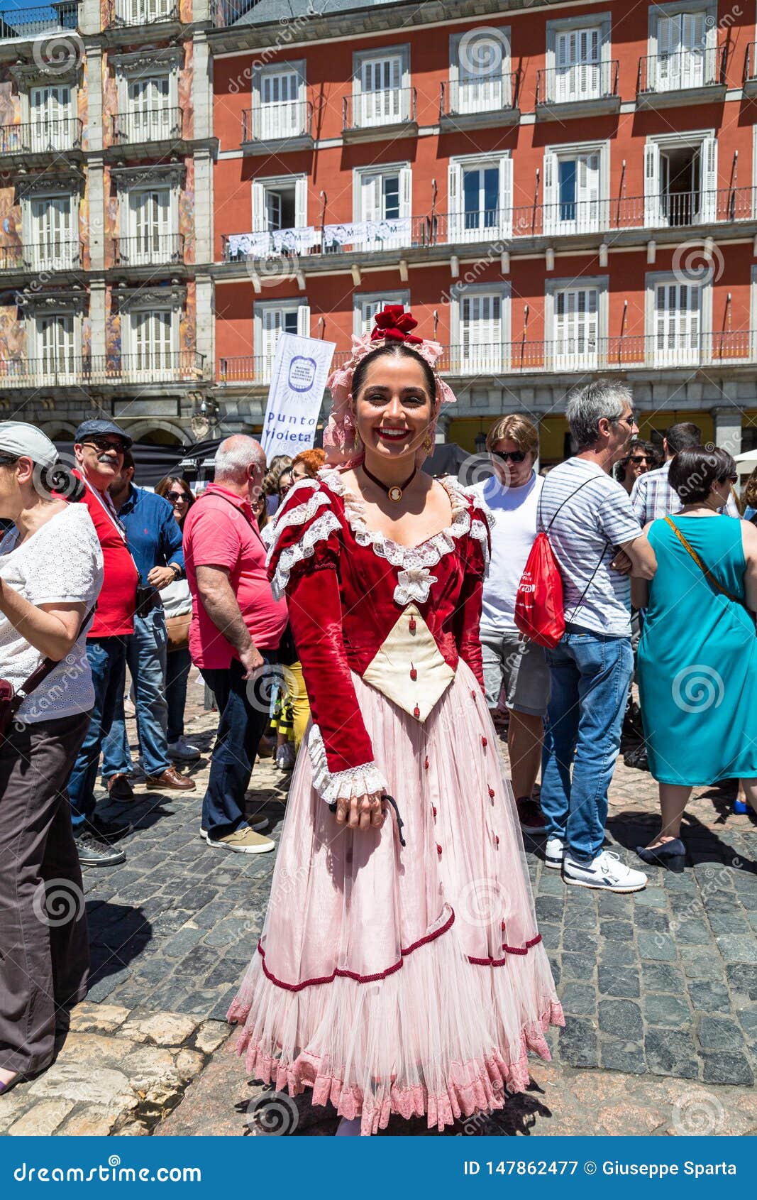 15 De Mayo De 2019 â€ “Madrid, España: Una Chica Joven En Vestido Tradicional Del Chulapa Durante El San Isidro Festival editorial - Imagen de colores, popular: 147862477