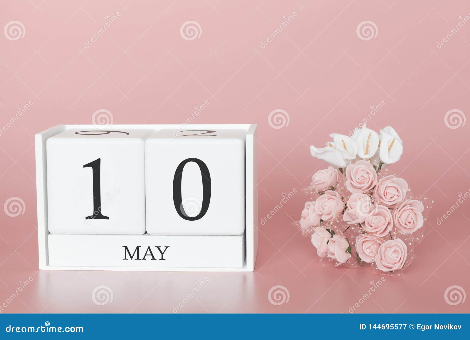 10 De Mayo D?a 10 De Mes Cubo Del Calendario En Fondo Rosado Moderno, El  Concepto De Negocio Y Un Acontecimiento Importante Imagen de archivo -  Imagen de viejo, muestra: 144695577