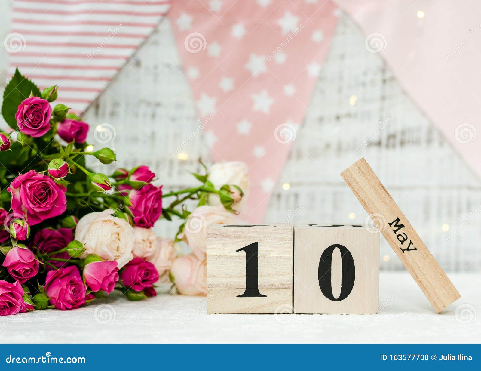 10 De Mayo Fecha En Un Calendario De Madera, Rosas, Banderas De Vacaciones  Y Un Guirnalda Sobre Un Fondo Blanco Foto de archivo - Imagen de  decorativo, concepto: 163577700