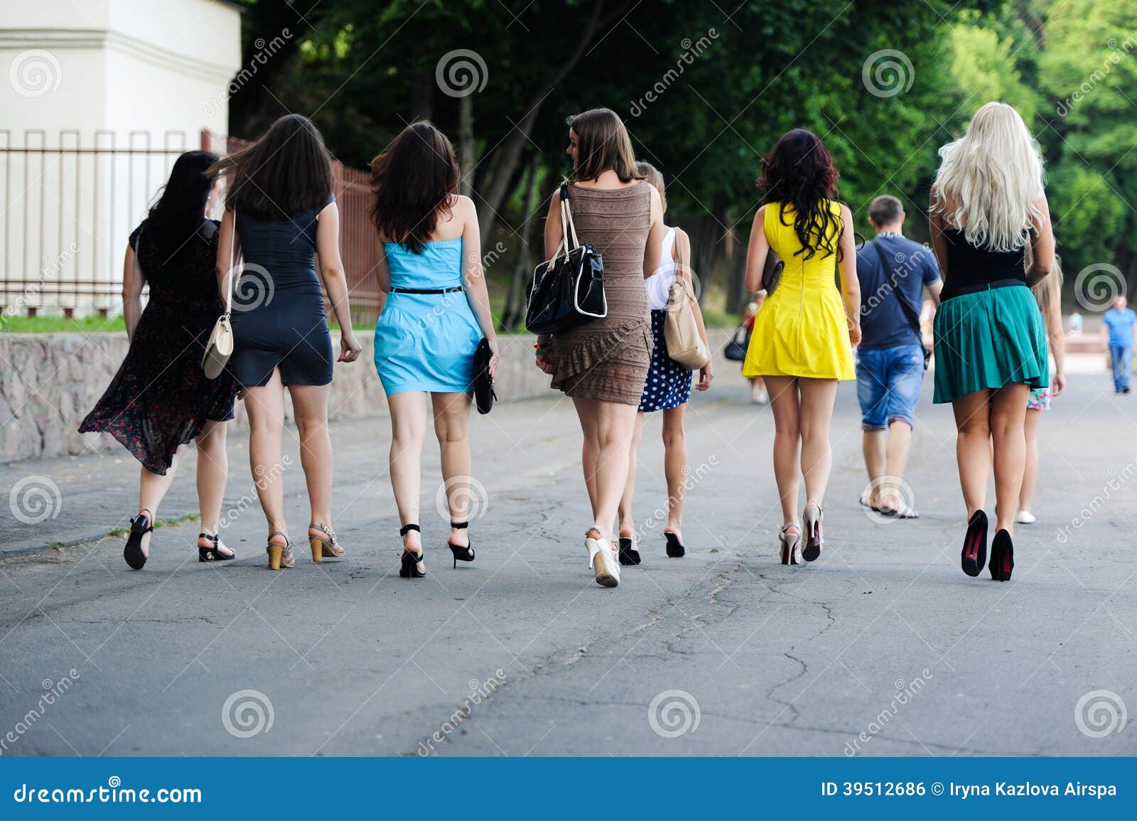 De meisjes gaan onderaan de straat. De meisjes lopen onderaan de straat de steden