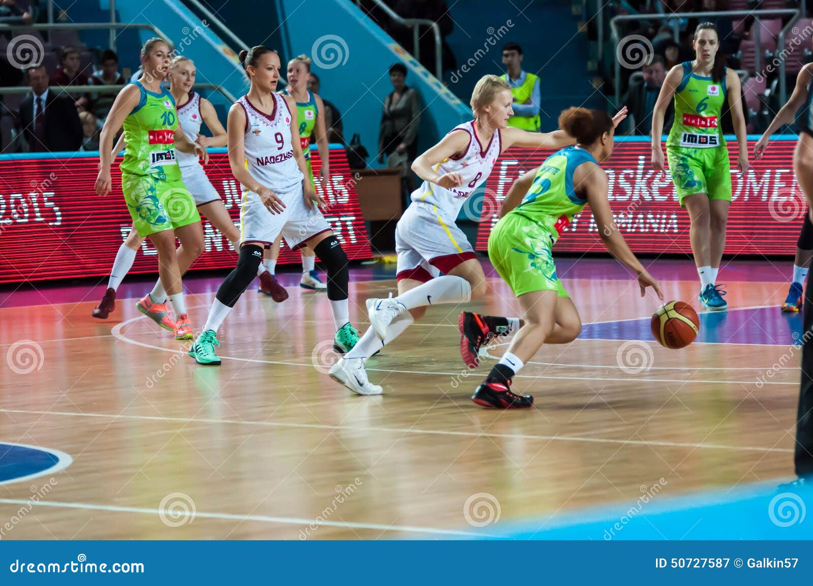 De Meisjes Spelen Basketbal, Fotografie - Image of concurrentie, lichaam: 50727587