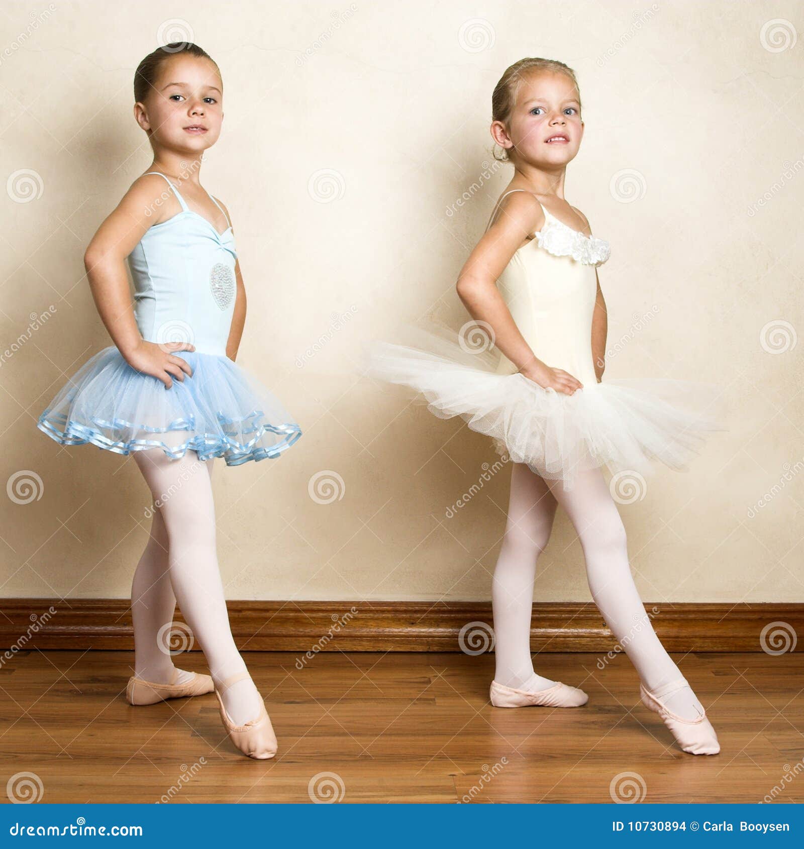 De Meisjes van het ballet stock of kleding - 10730894