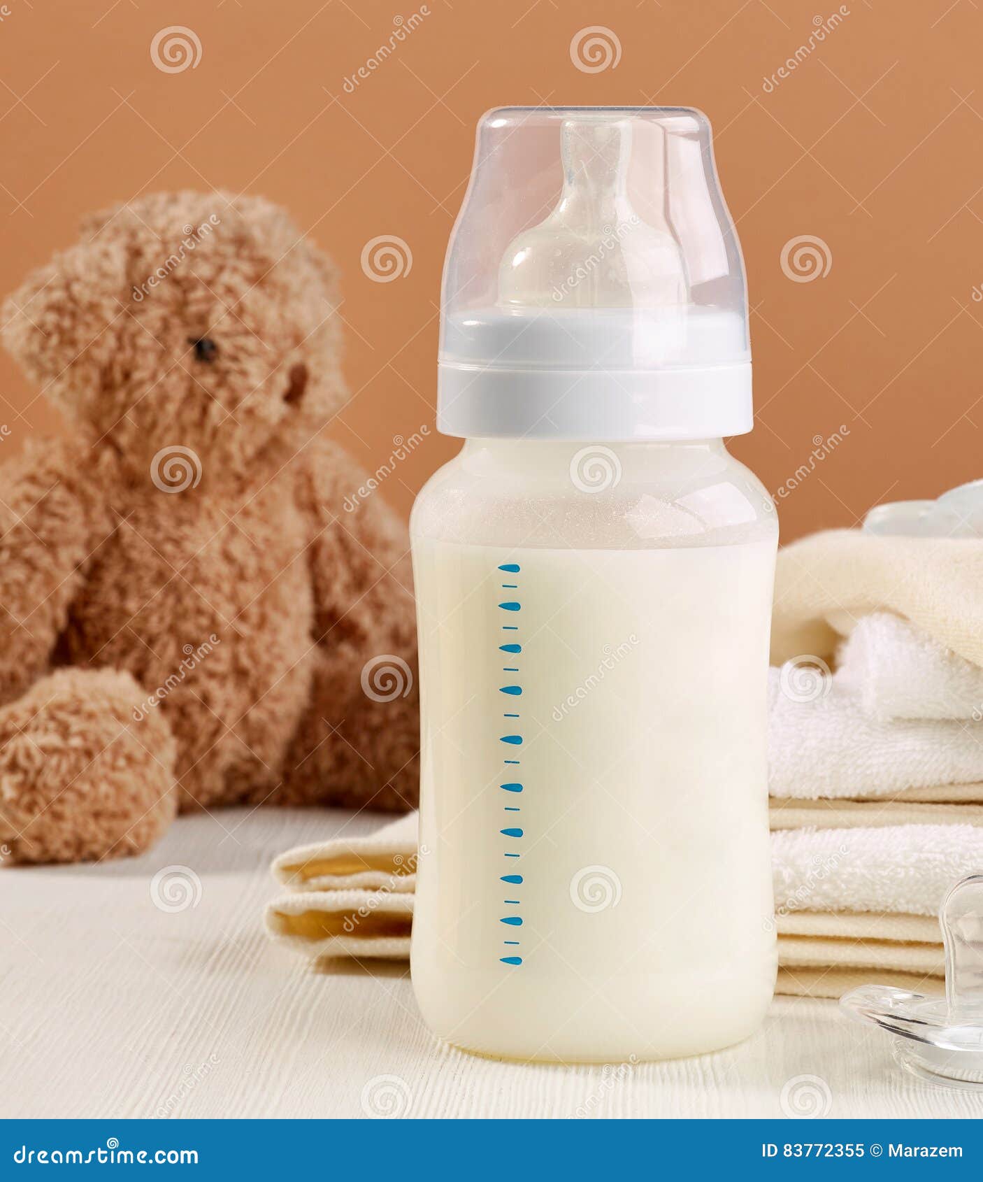 slaaf Vergelding Pelagisch De melkfles van de baby stock afbeelding. Image of baby - 83772355