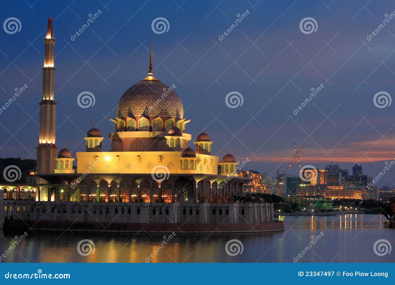 De mening van de nacht van Putrajaya Moskee Maleisië. De mening van de nacht van Moskee Putrajaya in Maleisië