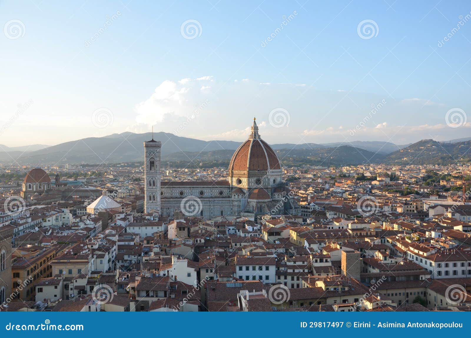 Santa Maria del Fiore Duomo - Florence - Italië. De mening van de zonsondergang van Duomo Kathedraal Santa Maria del Fiore in Florence, Toscanië, Italië