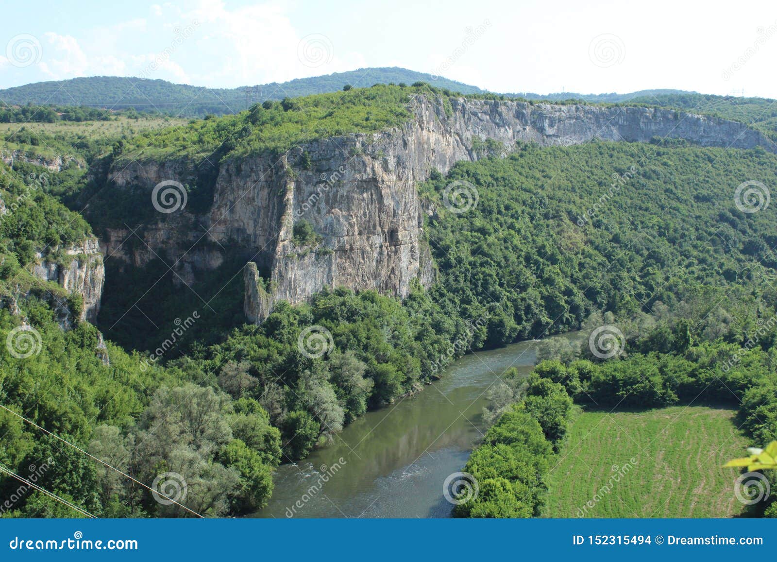 De mening van Nice van een rivier dichtbij een berg in Bulgarije