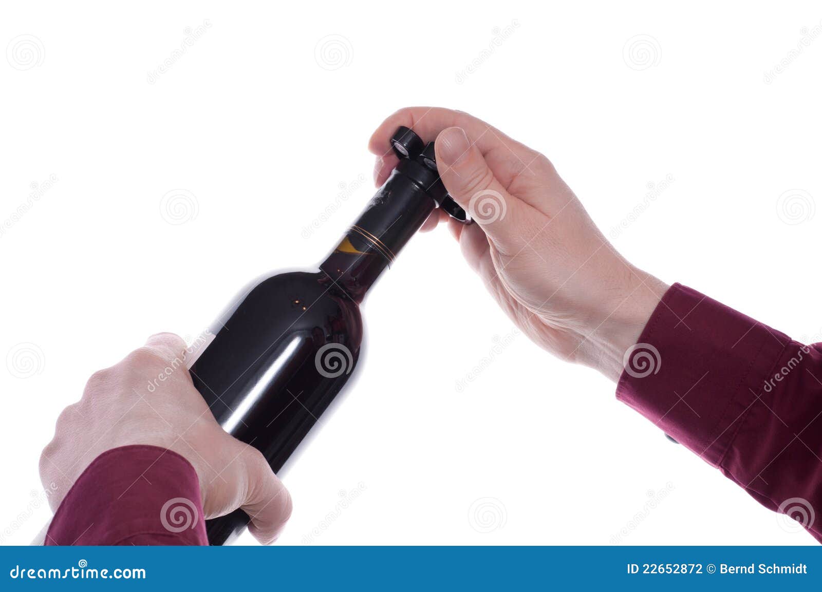 De mens snijdt de capsule van een wijnfles