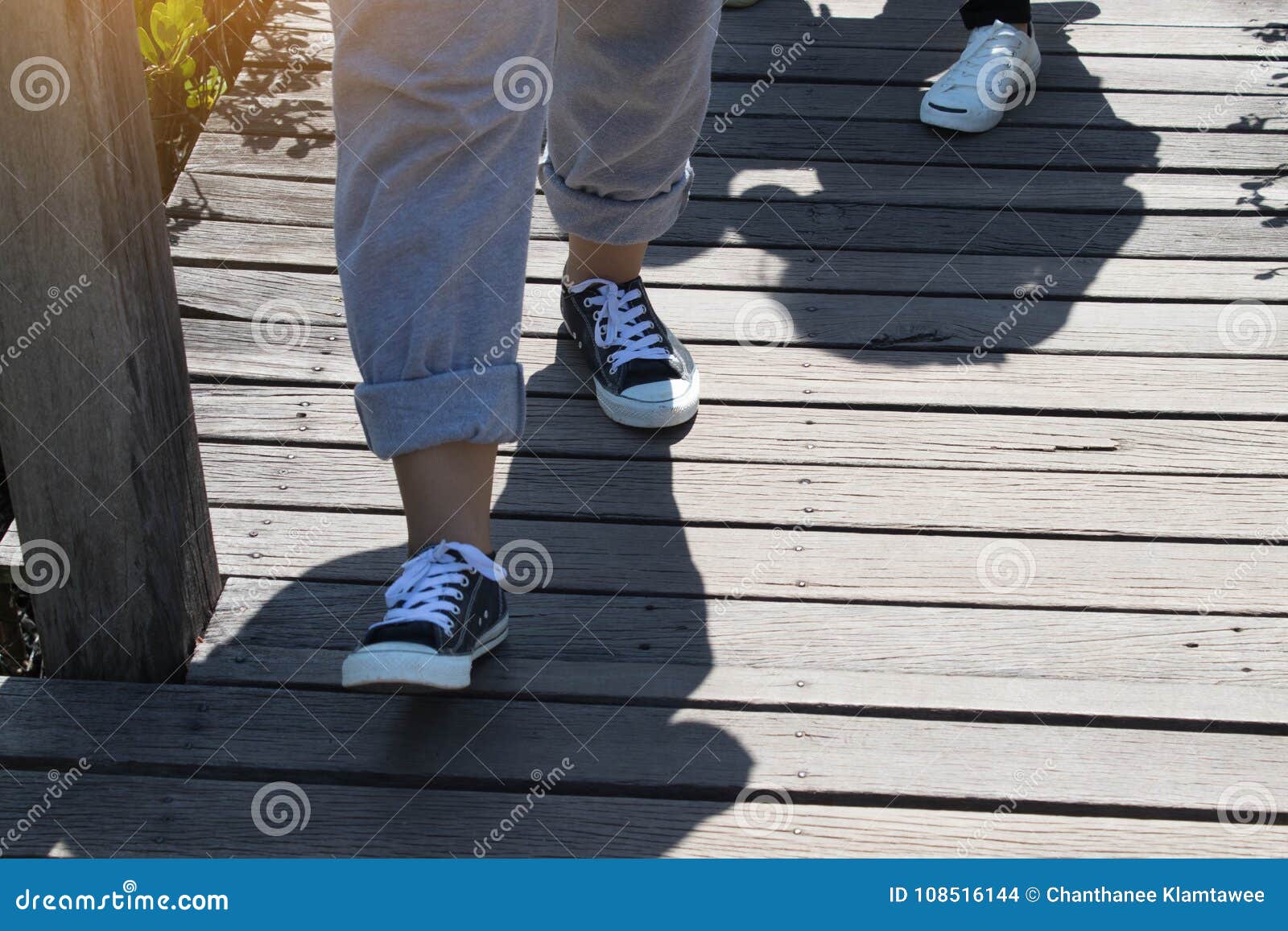 De Mensen Lopen Op Een Brug of Een Houten Weg Stock Foto - Image of ...