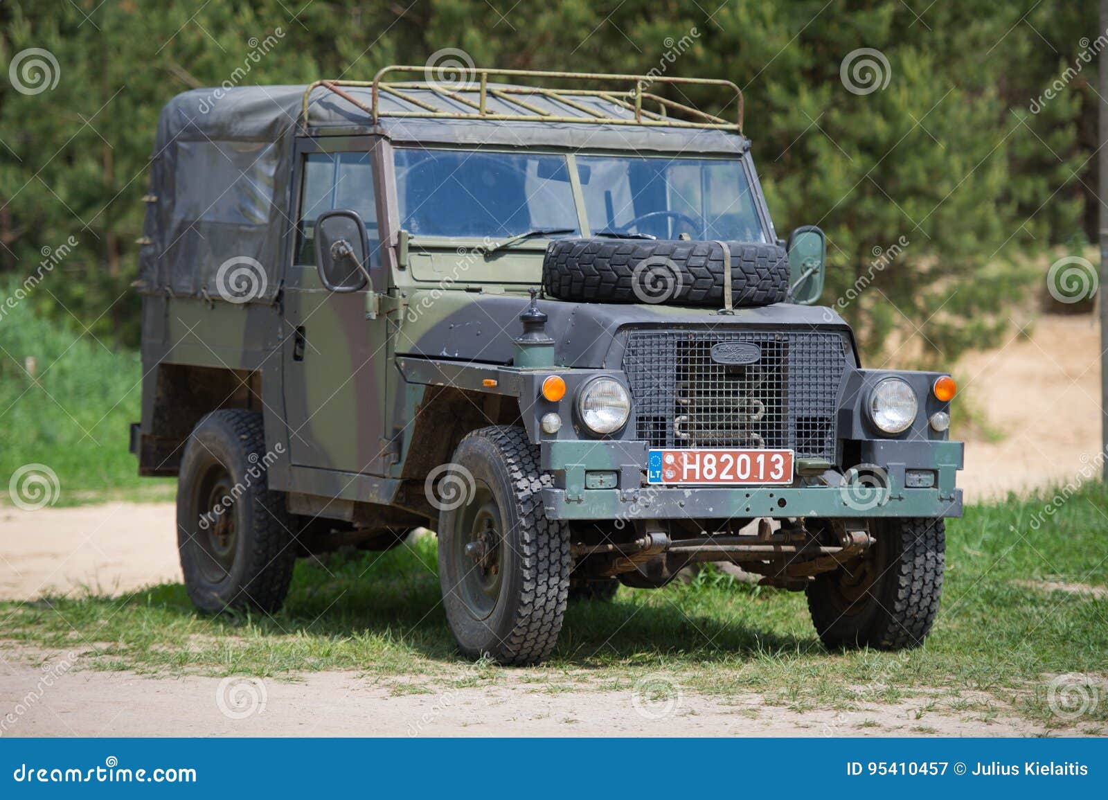 Sjah Onbemand Briljant De Militaire Jeep Van Landrover Lightweight Redactionele Fotografie - Image  of bestuurder, turbo: 95410457