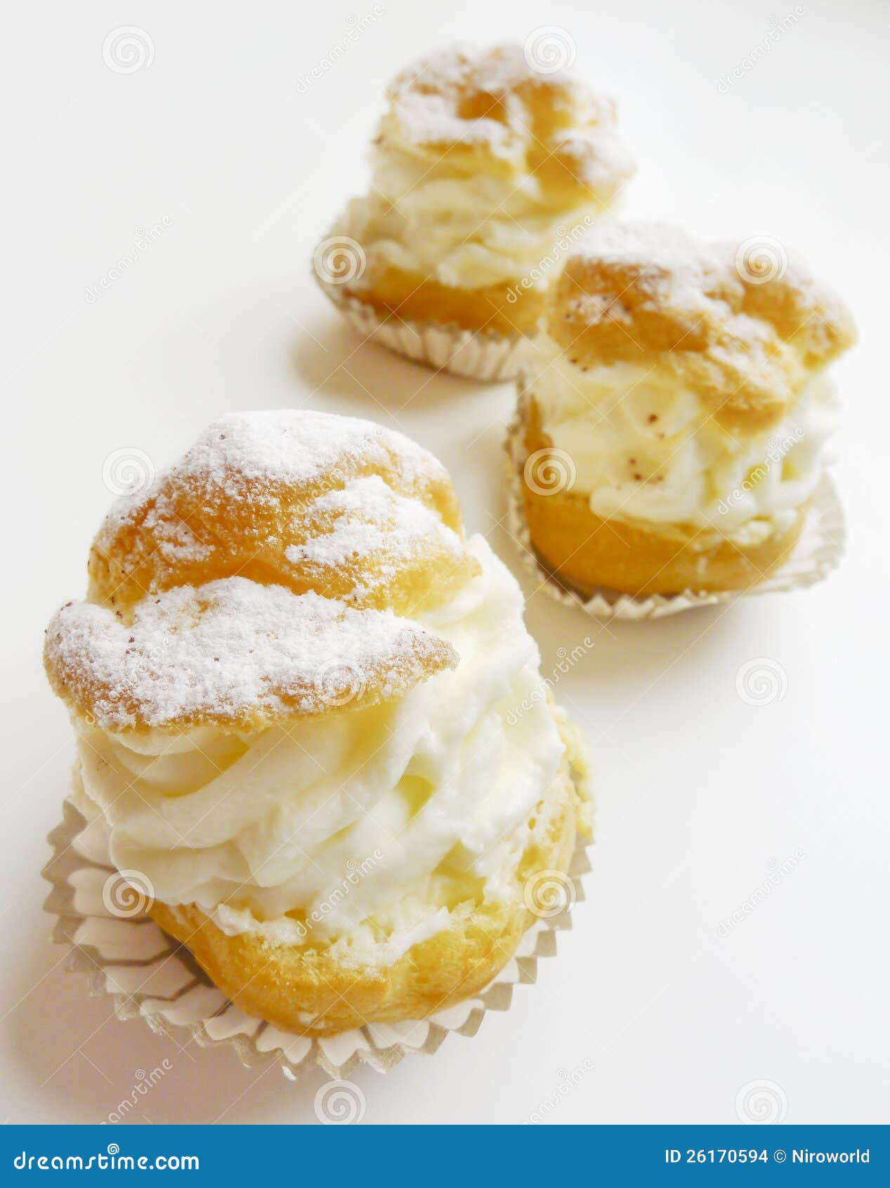 De MiniCake van het dessert. Close-up van heerlijk Italiaans met de hand gemaakt minicakedessert met slagroom.