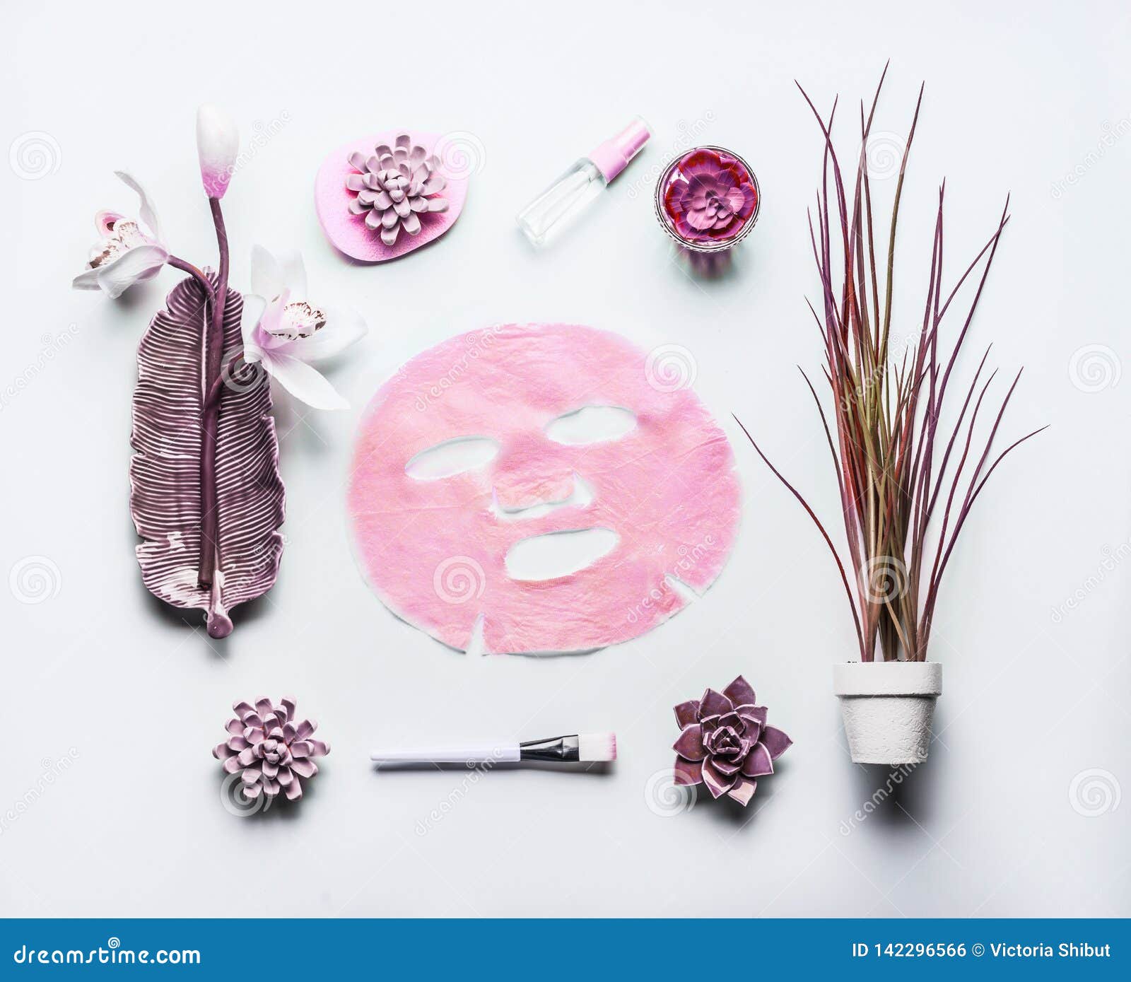 De moderne schoonheidsmiddelen die van de huidzorg met roze gezichtsbladmasker samenstellen De schoonheidsvlakte legt op witte achtergrond, hoogste mening Natuurlijk kosmetisch concept