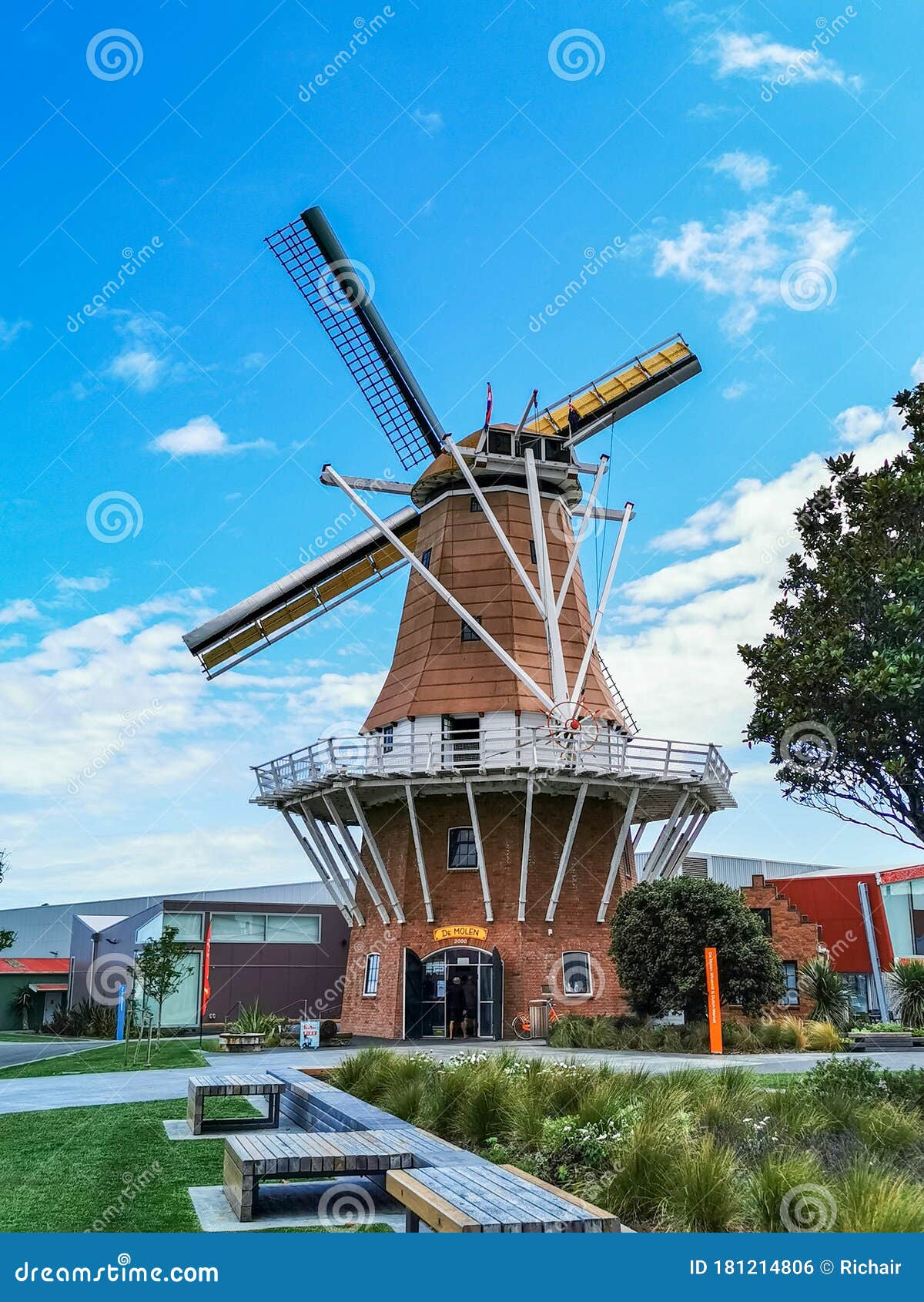 Moinho De Pastor Holandês Molen, Fábrica De Torres De Pastores Situada Em  Medemblik Norte Holland Nos Países Baixos Foto de Stock - Imagem de  lâminas, torre: 223625358