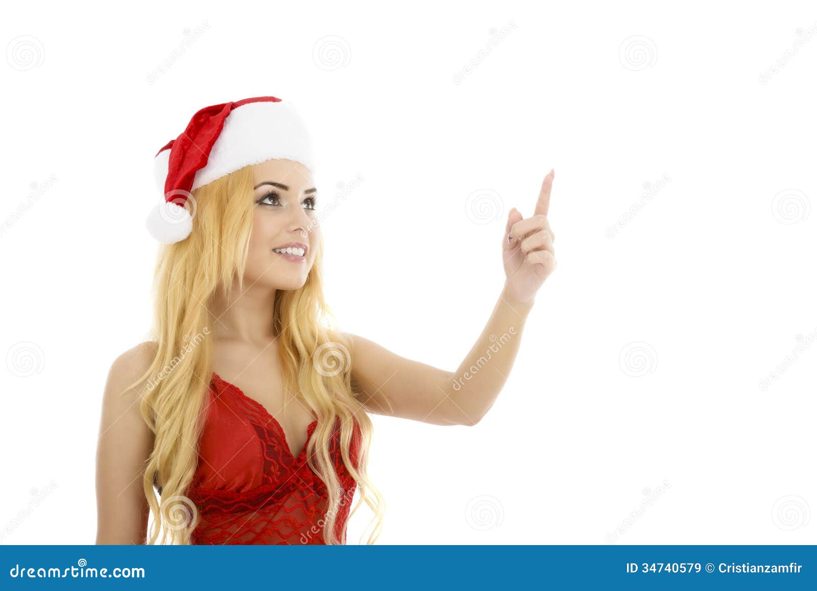 De mooie glimlachende vrouw die van Kerstmissanta het tonen van exemplaar benadrukken. De mooie glimlachende vrouw die van Kerstmissanta het tonen benadrukken copyspace. Geïsoleerd op witte achtergrond.