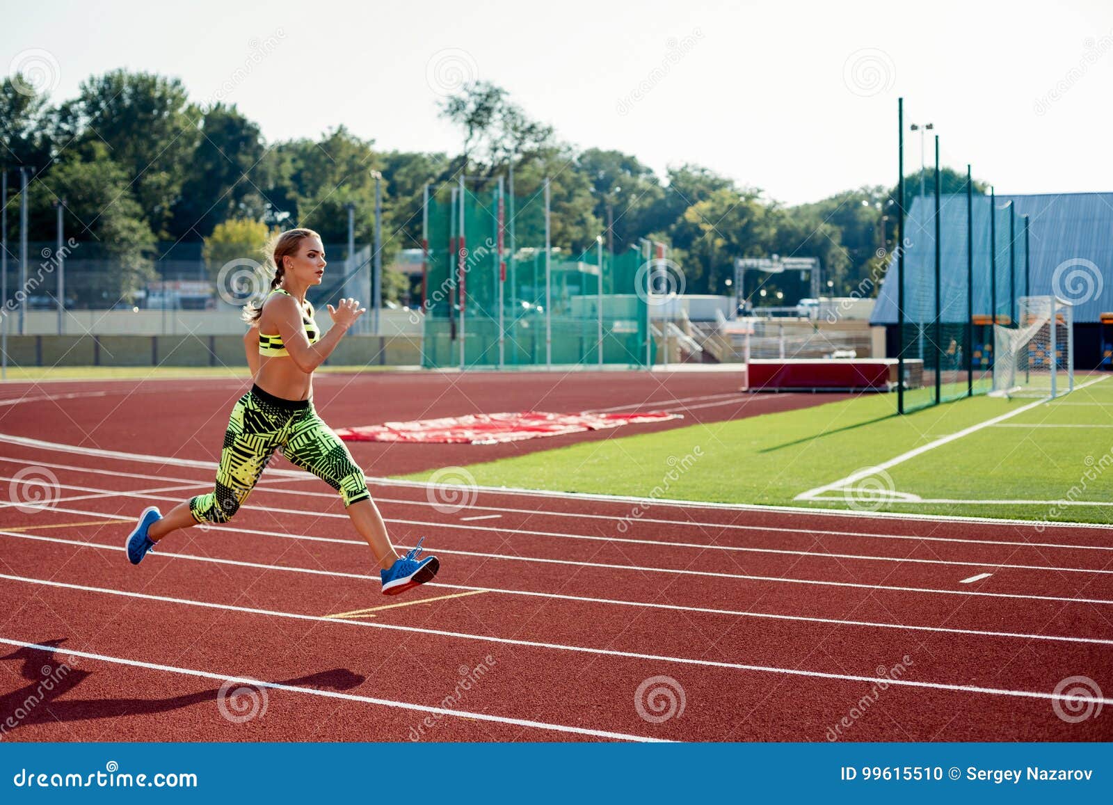 Arena running. Атлетическая гимнастика бег. Упражнение бег на стадионе. Бег в гимнастике. Гимнаст бег.