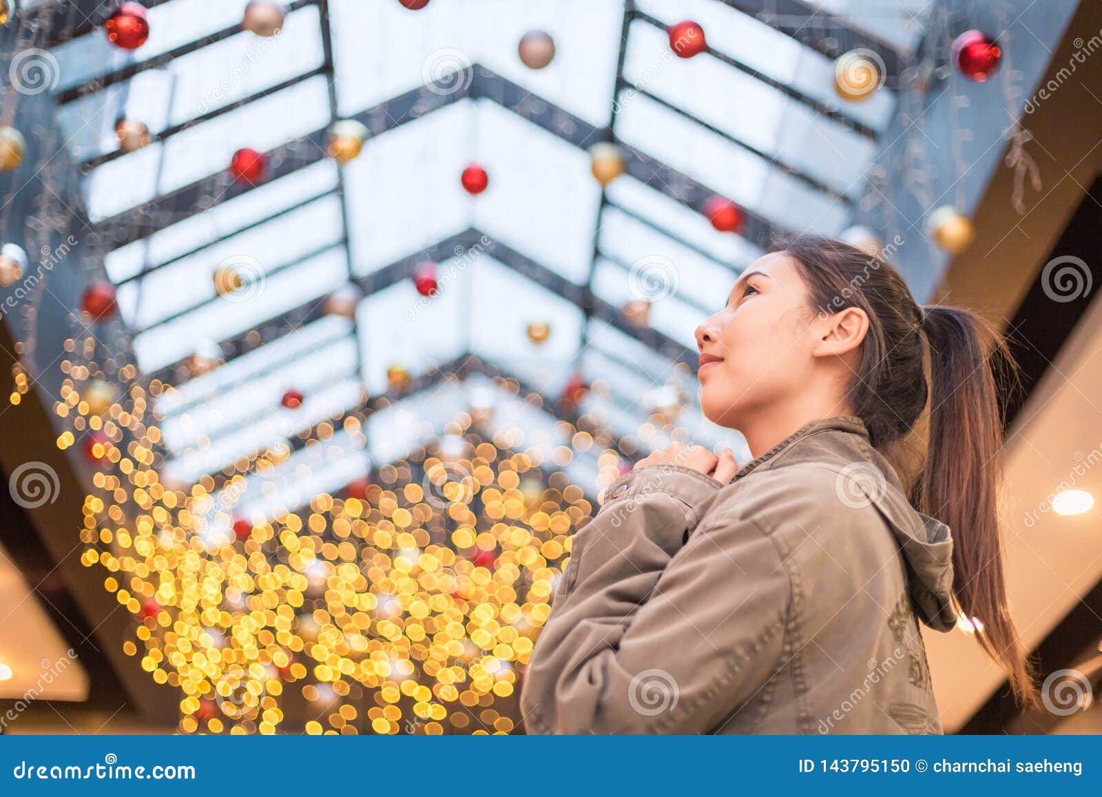 De mooie vrouwen reizen en glimlachen met lichte bokehachtergrond. Mooie Aziatische vrouwenreis en glimlach met lichte bokehachtergrond