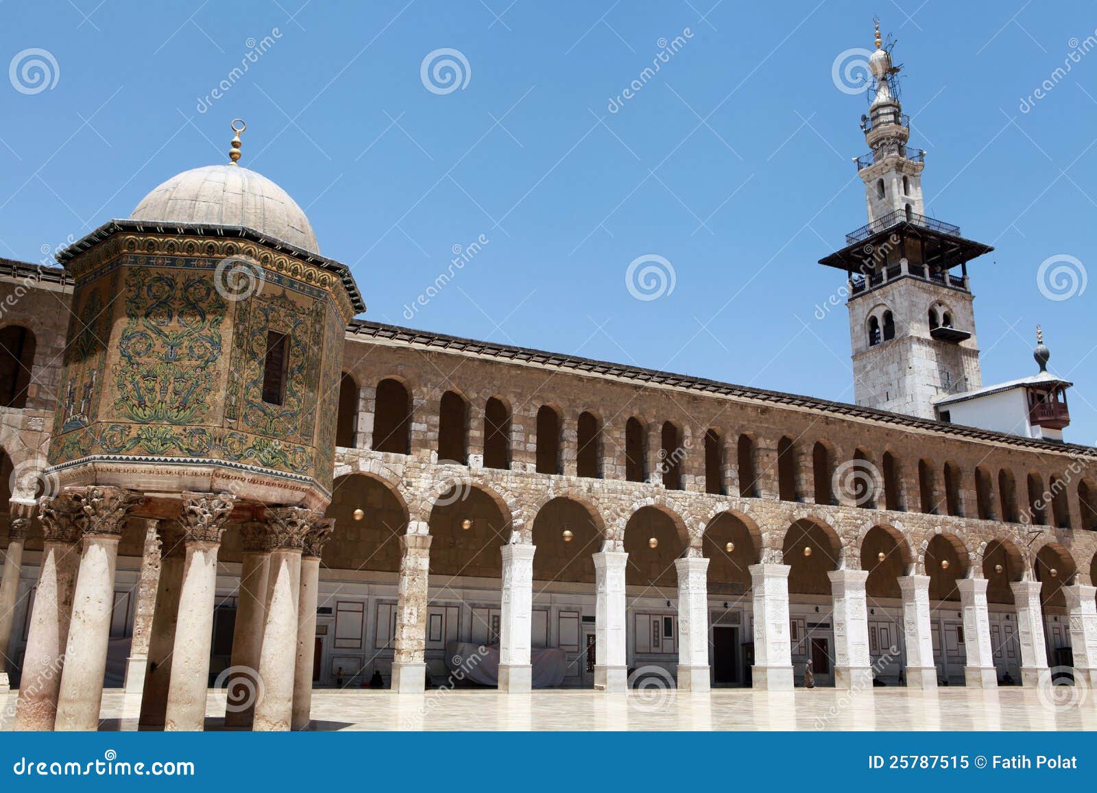 De Moskee van Umayyad in Damascus, Syrië. Mening van Moskee Umayyad in Damascus, Syrië.