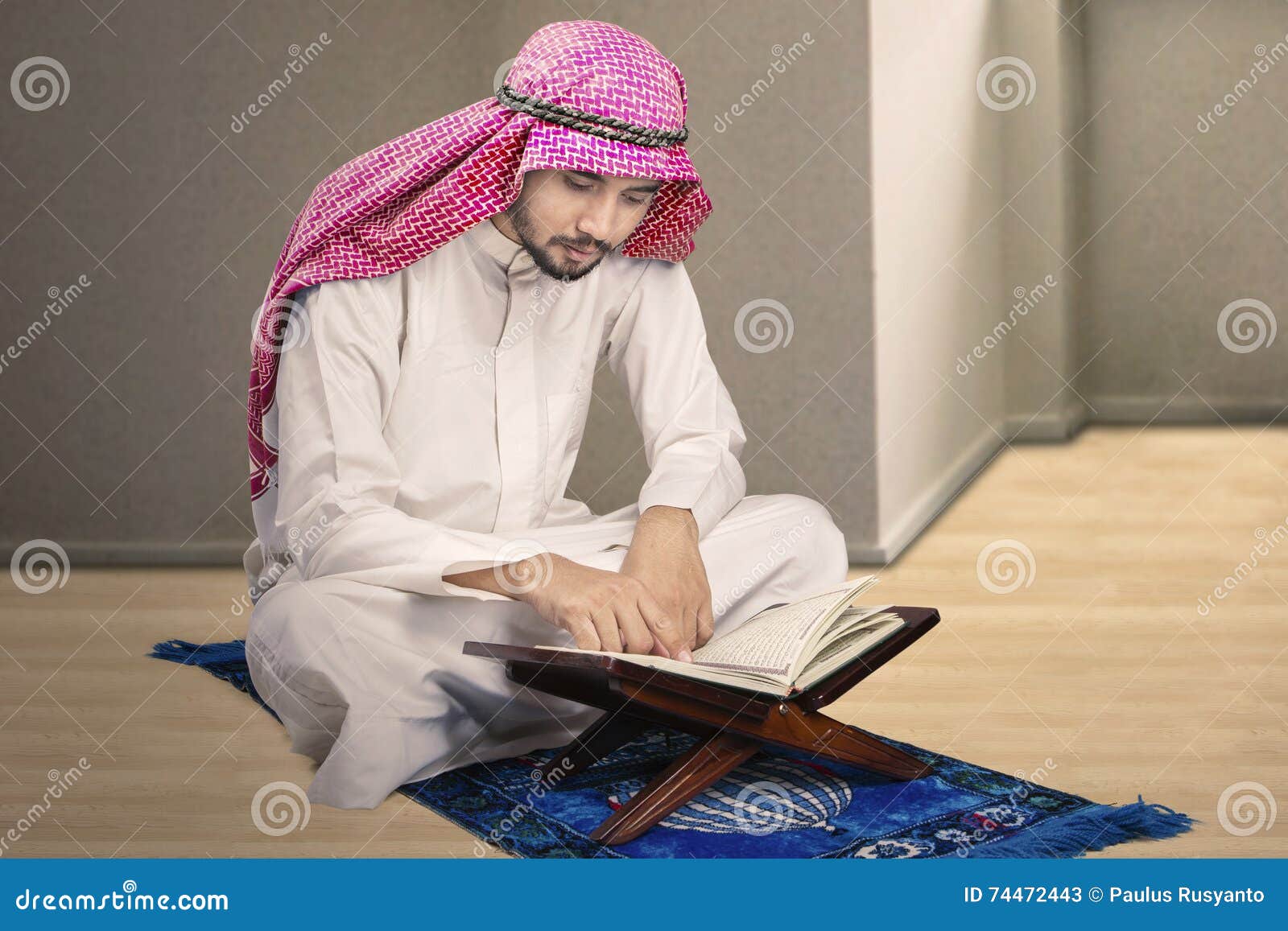 Якуб насим сура. Мусульманский человек. Сидеть по мусульмански. Человек читает Коран.