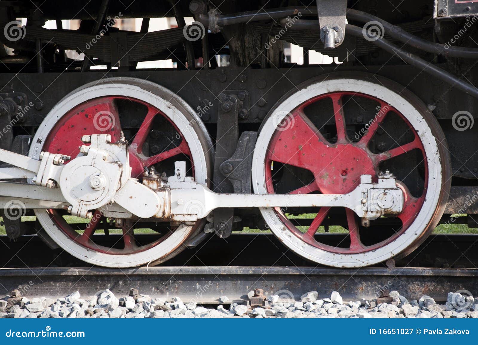 De motorwielen van de stoom. Detail van de zwarte en rode oude wielen van de stoommotor.