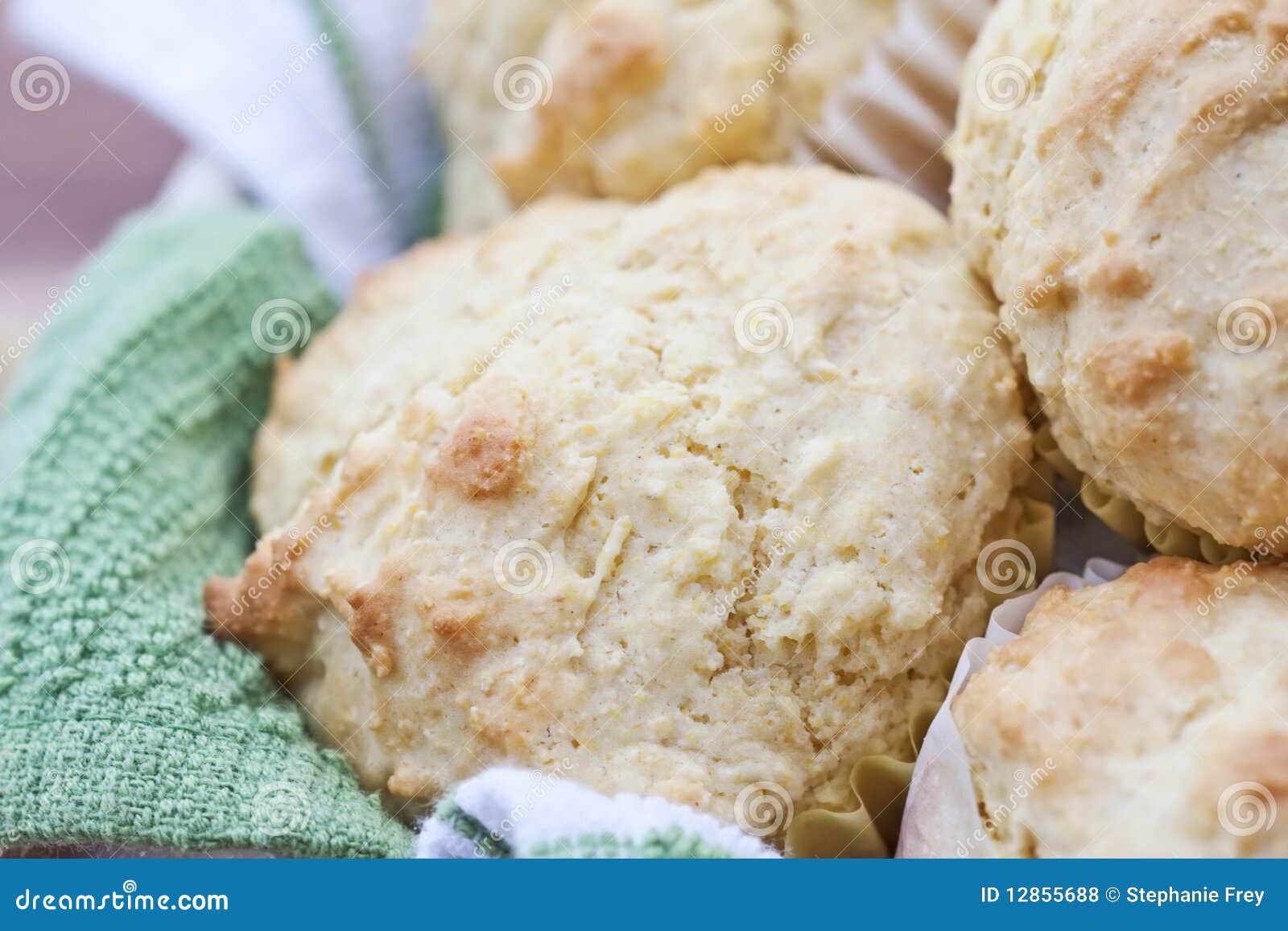 De Muffins van Cornbread. Macro van vers gemaakte graanmuffins. Ondiepe DOF.