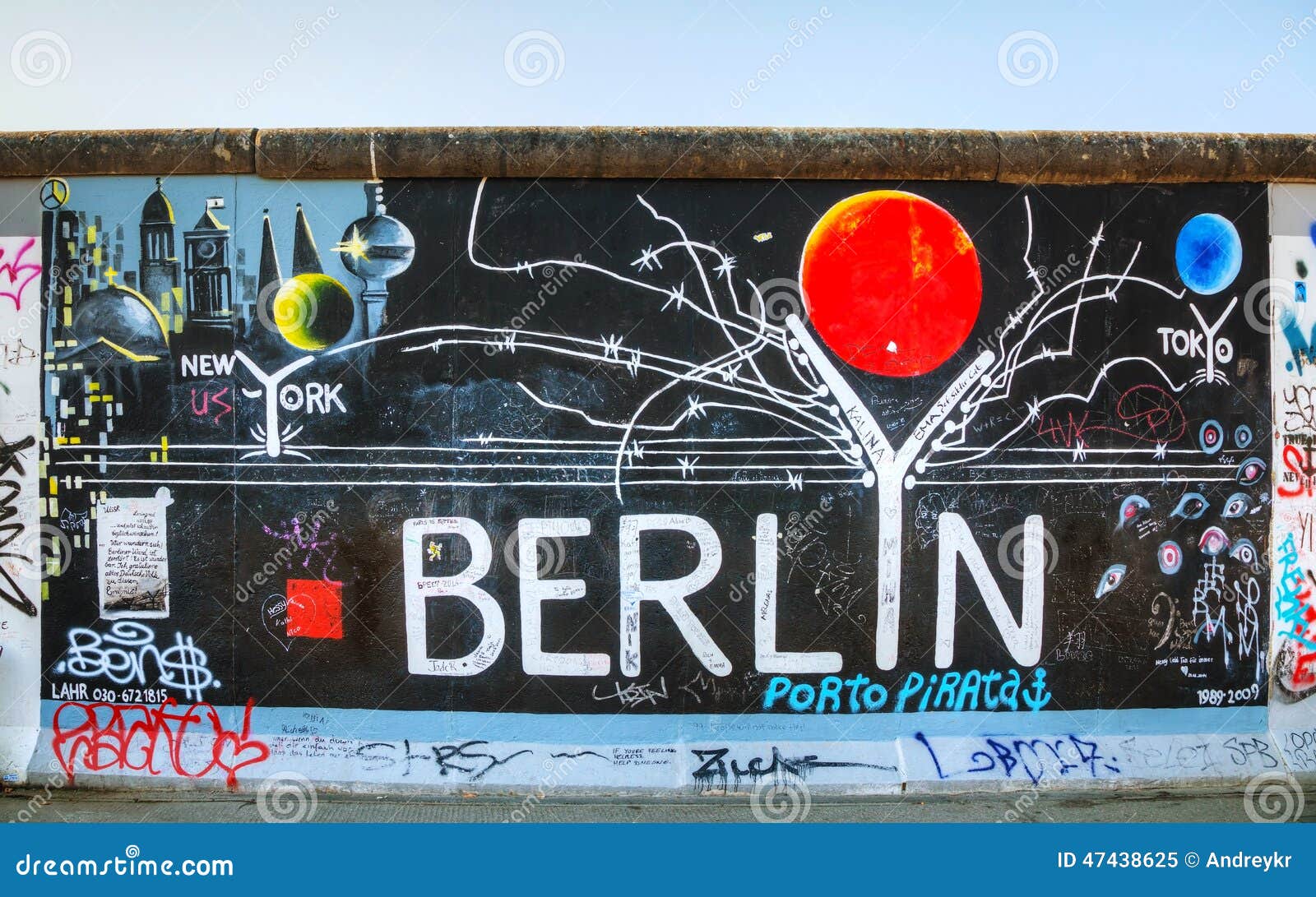 De Muur Van Berlijn (Berliner Mauer) Met Graffiti ...