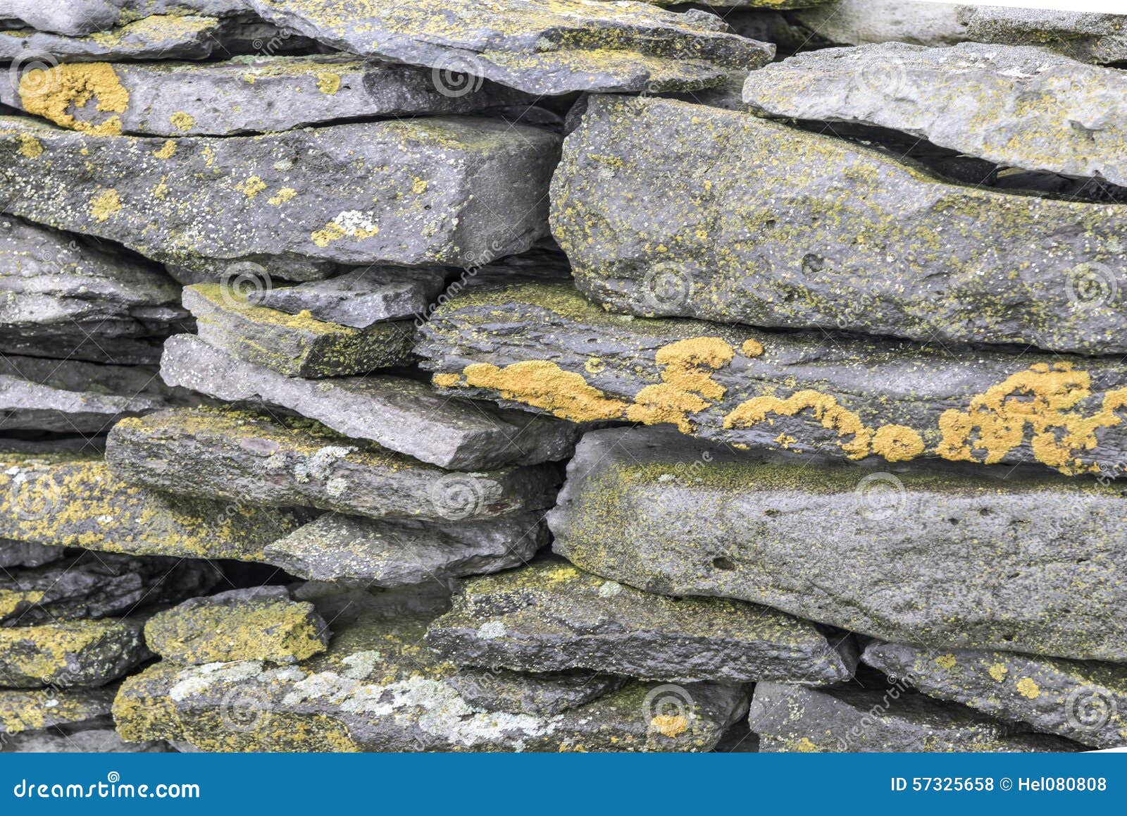 De muur van de steen. Natuursteenmuur in IJsland