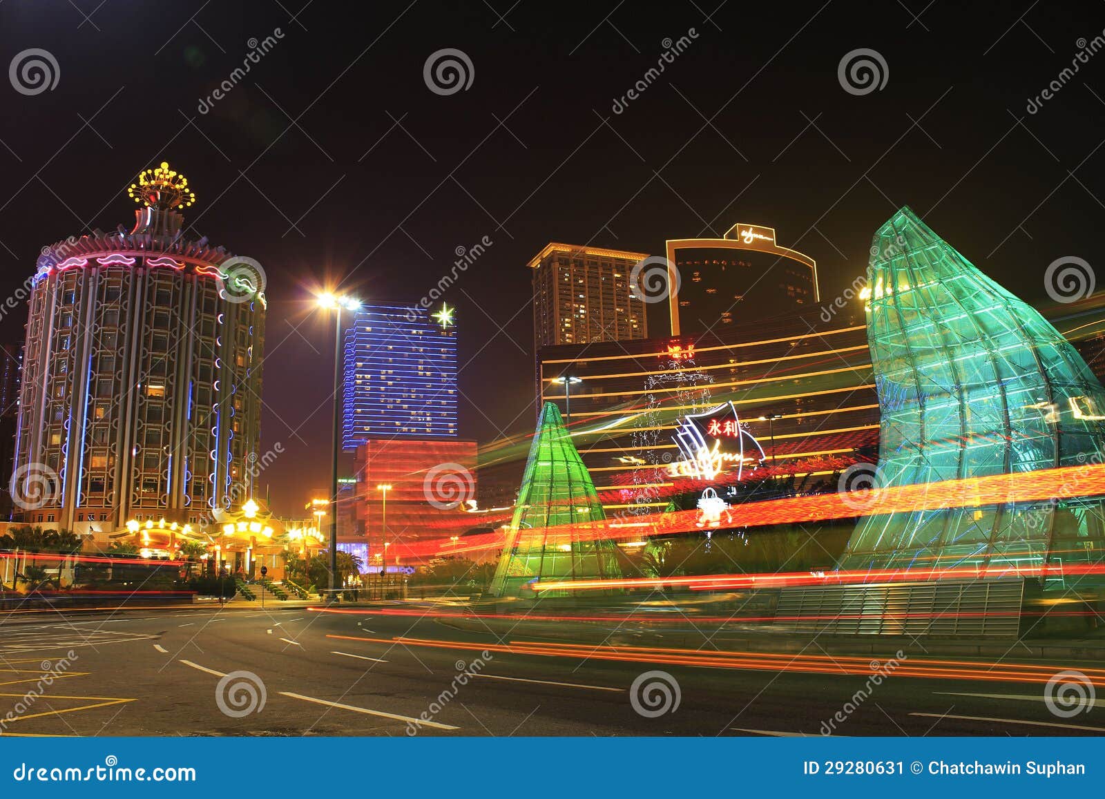 De nacht van Macao die door de casinoBouw wordt omringd