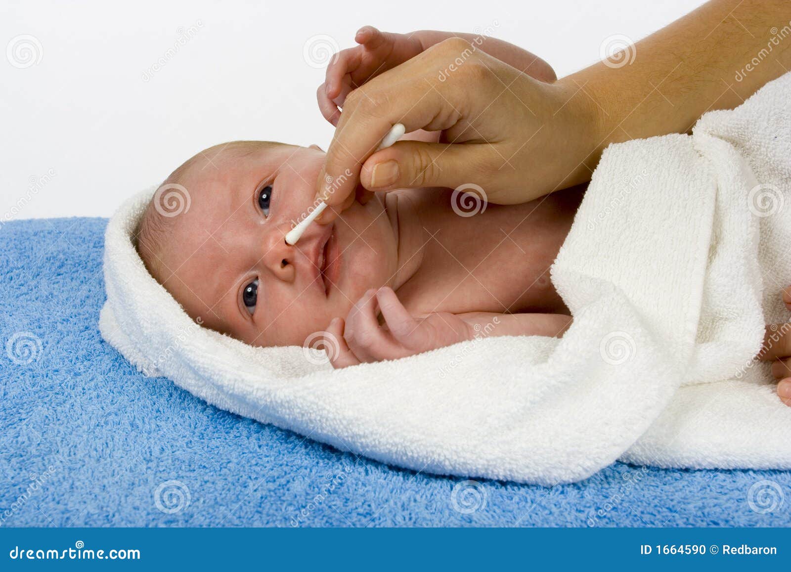 De Neus Van De Baby Het Schoonmaken Stock Foto Image of lichaam