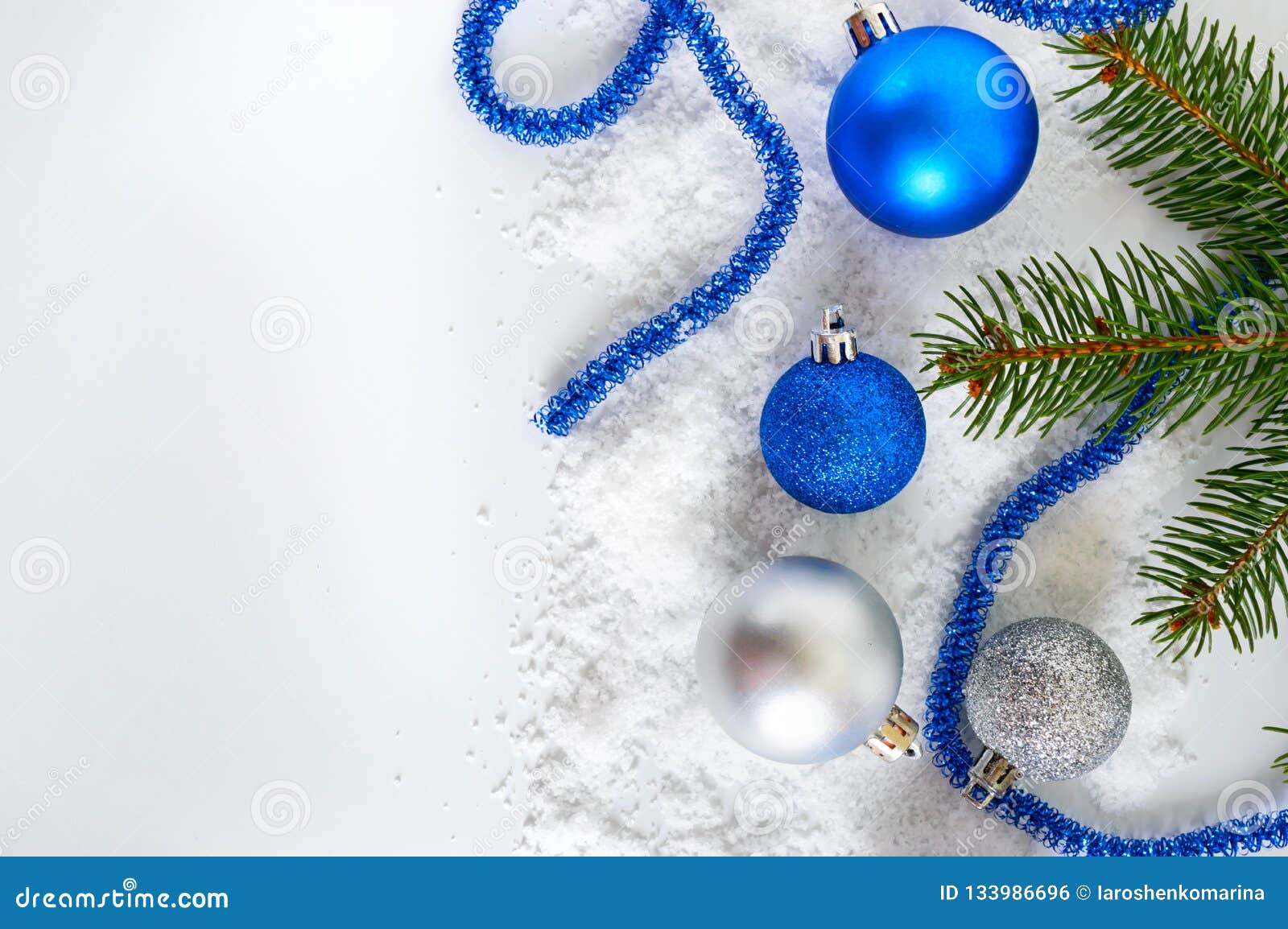 De Nieuwjaarbanner Met Blauwe En Zilveren Kerstmisballen in Sneeuw ...