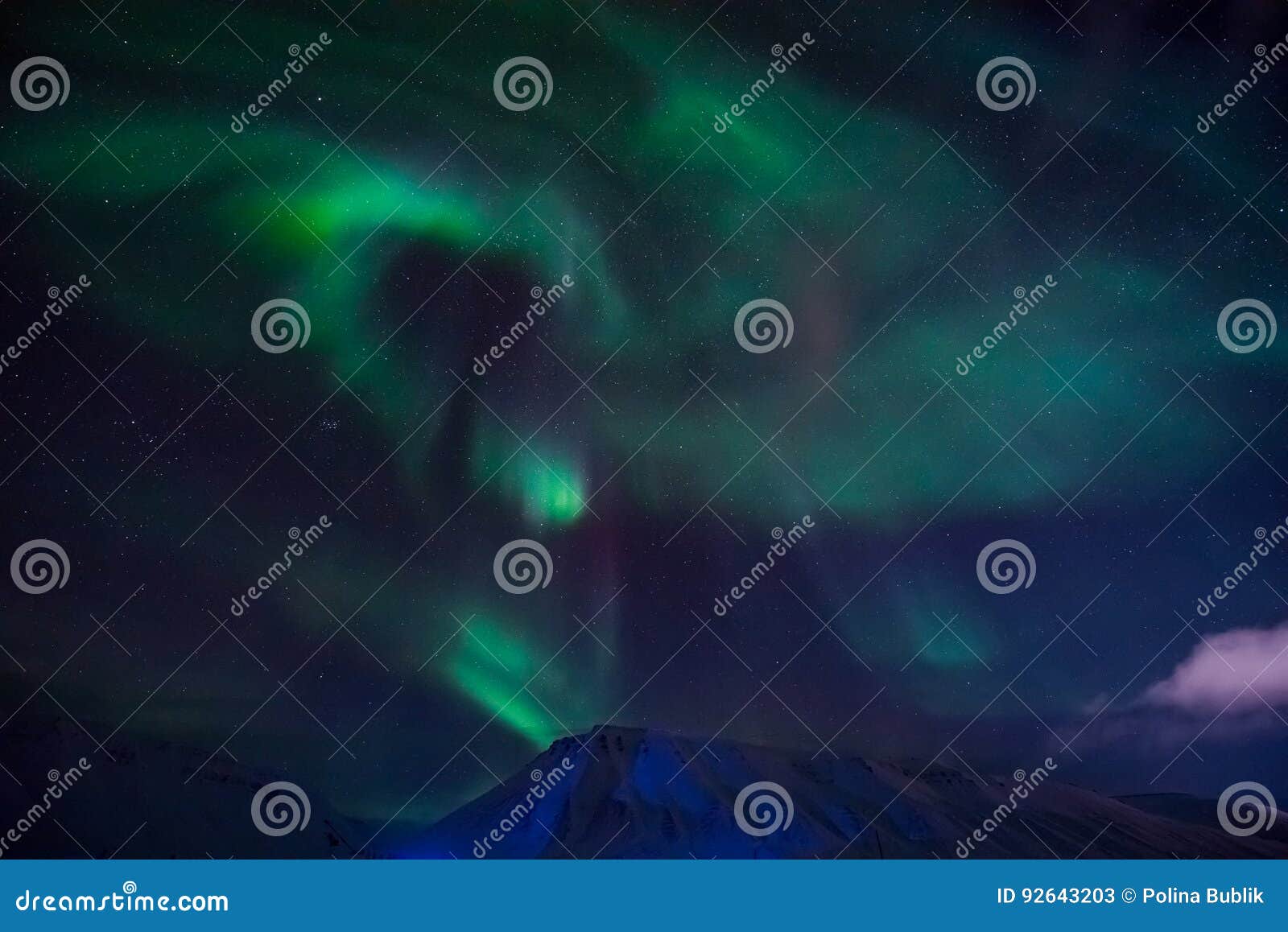 De polara nordliga ljusen i bergen av Svalbard, Longyearbyen stad, Spitsbergen, Norge tapet