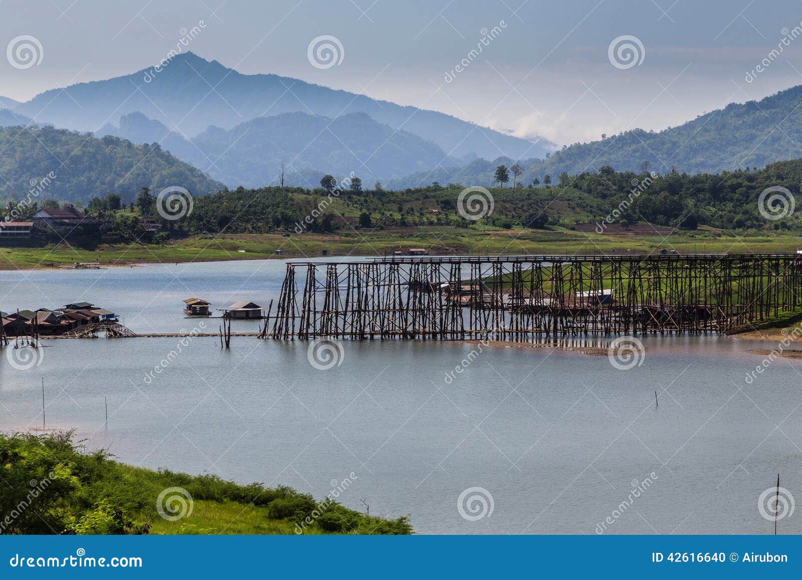 De ochtend bij houten brug is tweede langst in de wereld in Thailand. De ochtend bij houten brug is tweede langst in de wereld in sangklaburi, kanchanaburi, Thailand